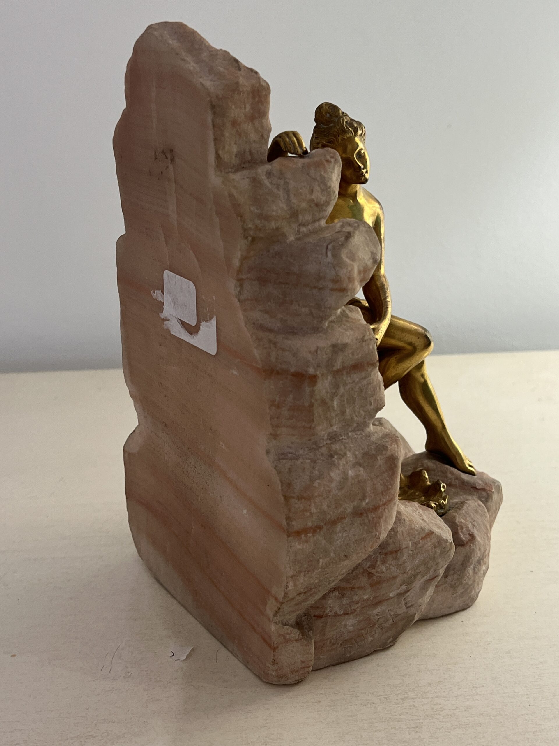 Henri Fugère (1972-1944 ) sculpture en bronze doré sur pierre aragonite, femme à la fontaine