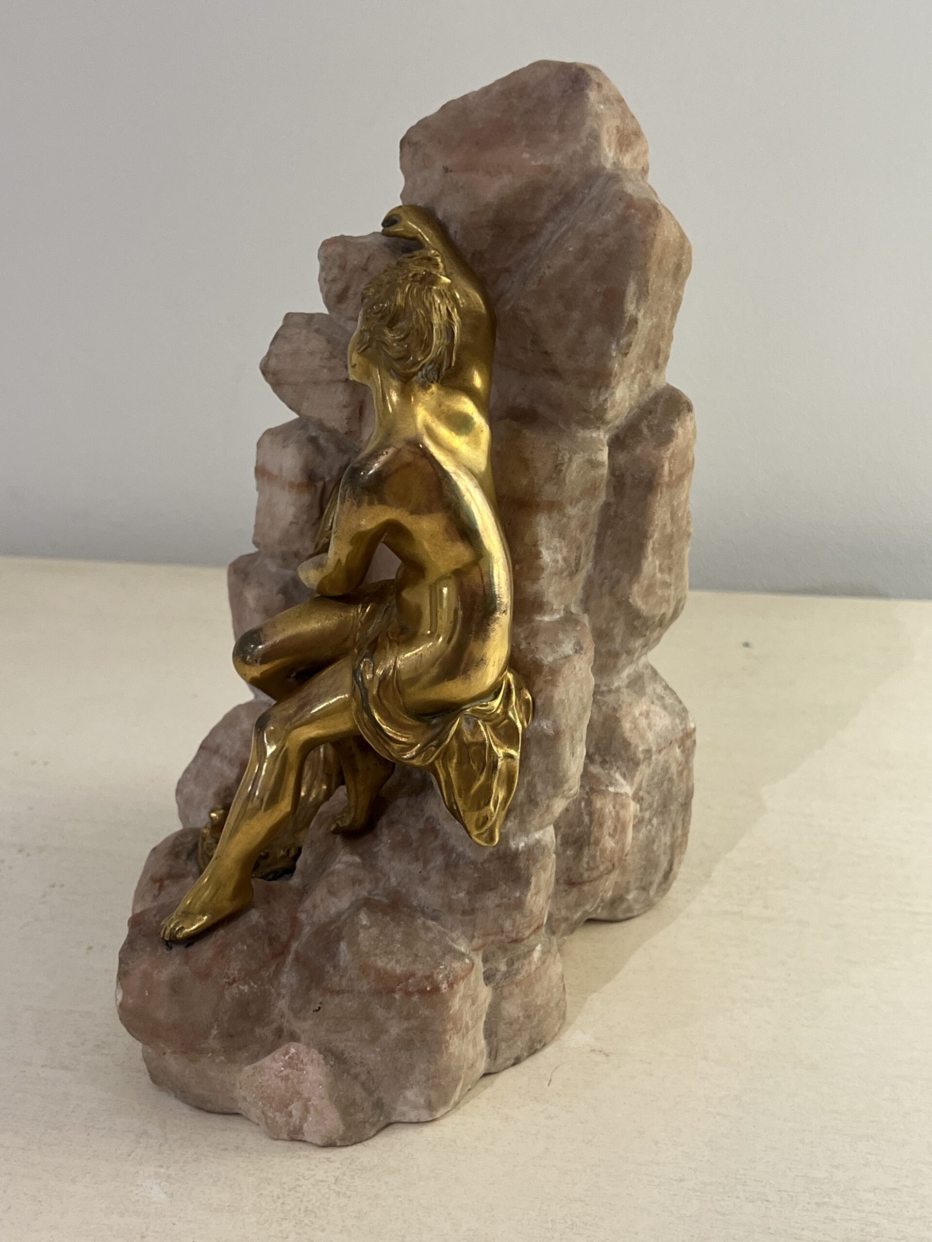 Henri Fugère (1972-1944 ) sculpture en bronze doré sur pierre argonite, femme à la fontaine