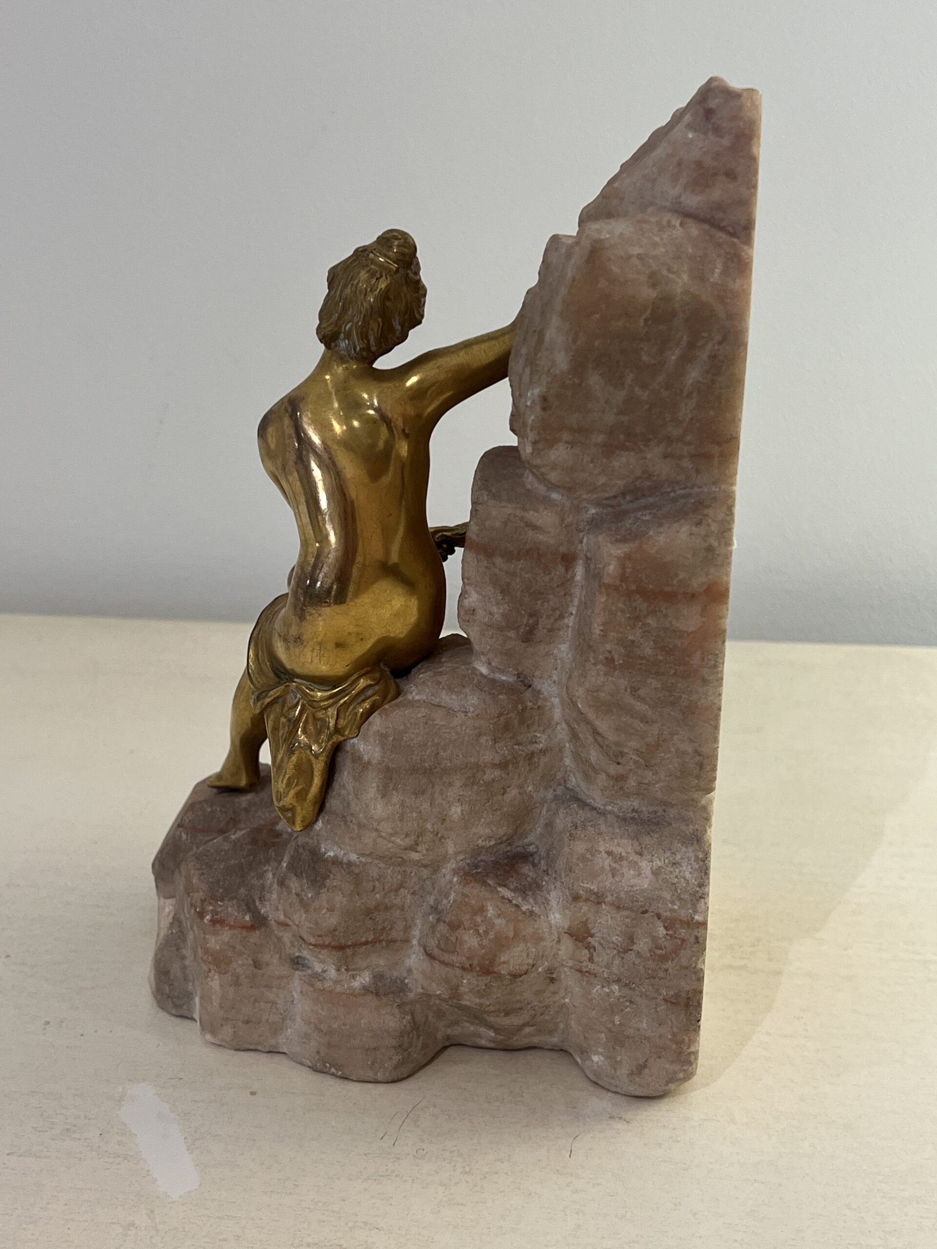 Henri Fugère (1972-1944 ) sculpture en bronze doré sur pierre aragonite, femme à la fontaine