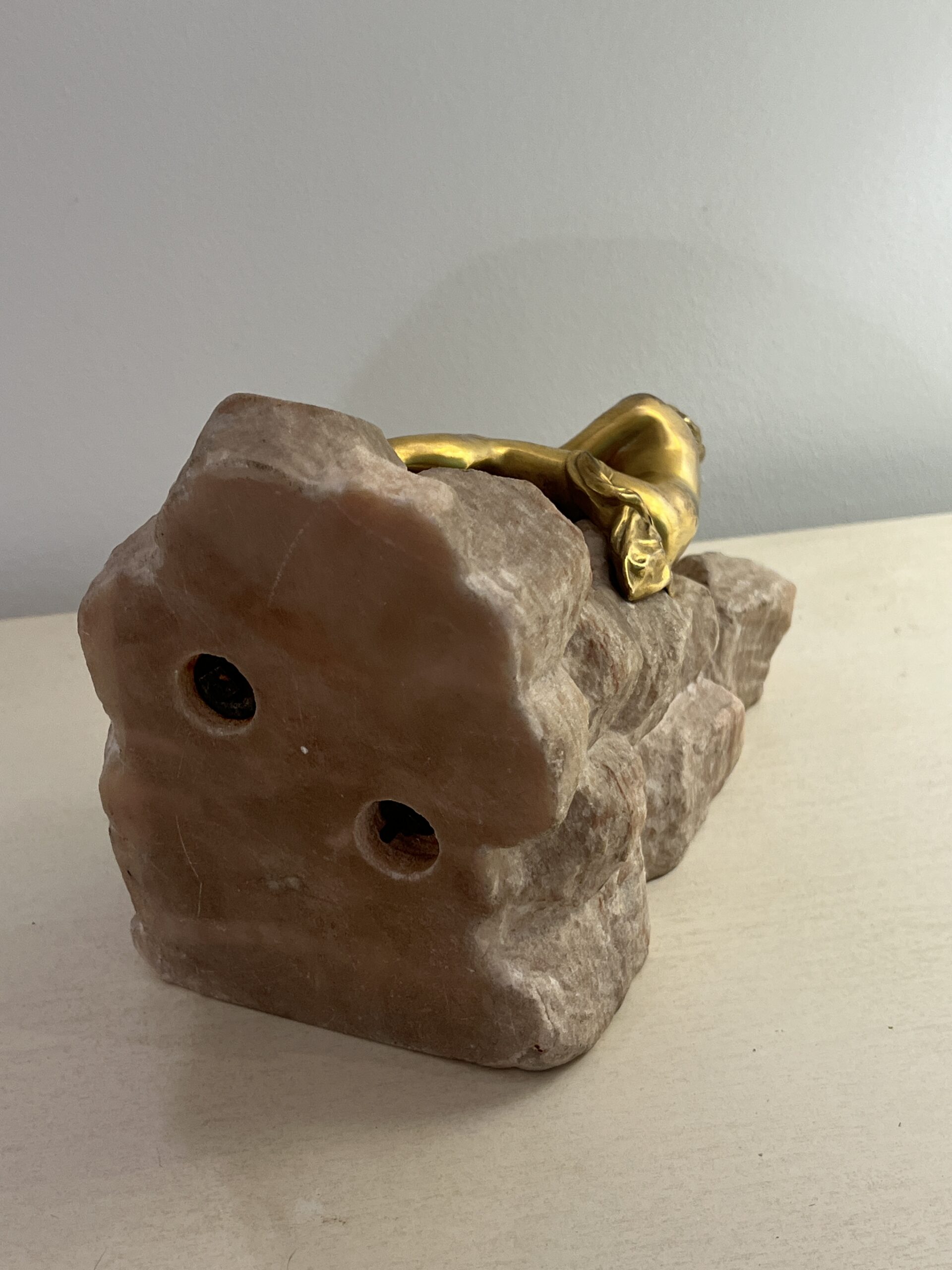 Henri Fugère (1972-1944 ) sculpture en bronze doré sur pierre argonite, femme à la fontaine