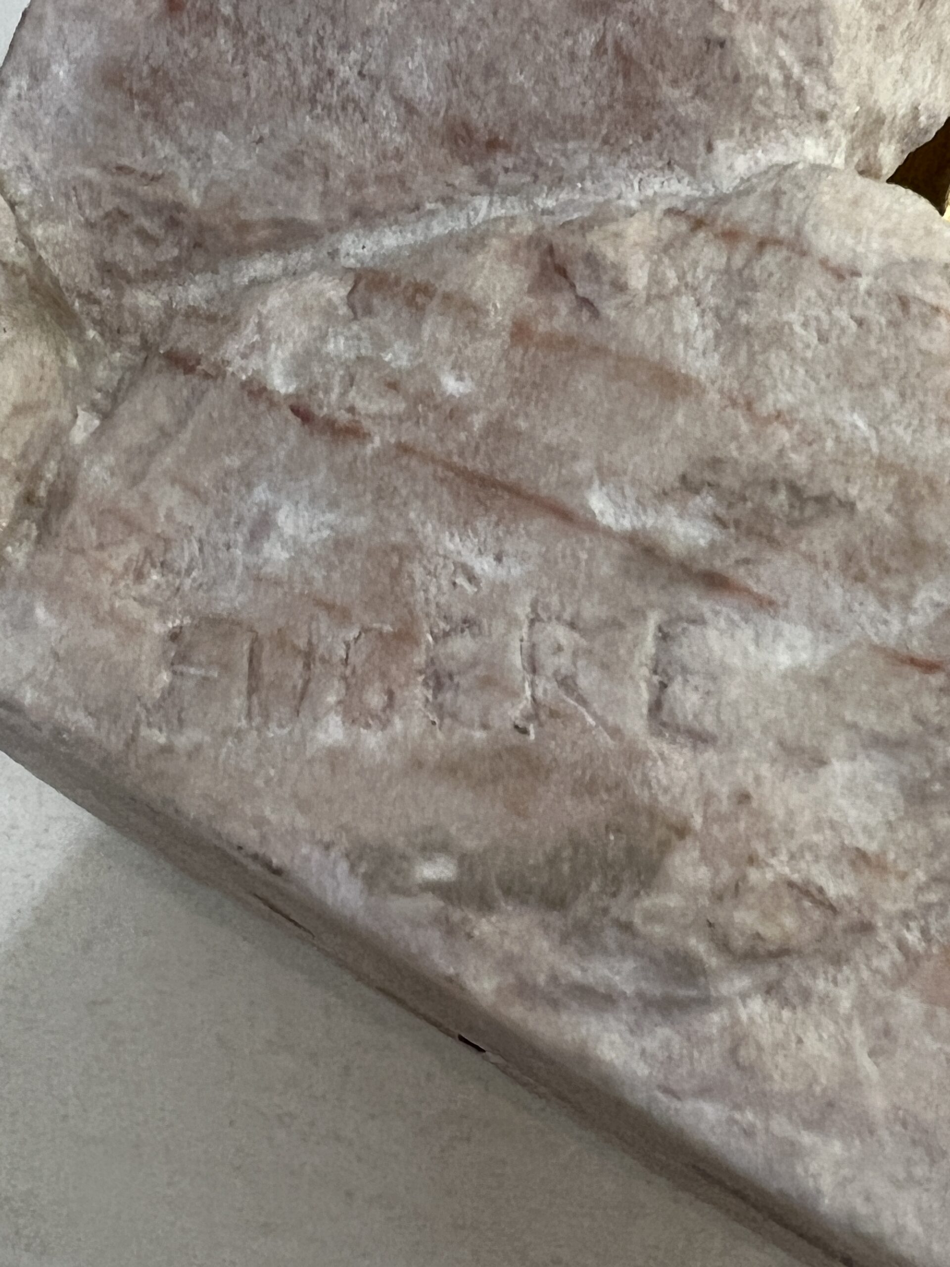 Henri Fugère (1972-1944 ) sculpture en bronze doré sur pierre aragonite, femme à la fontaine