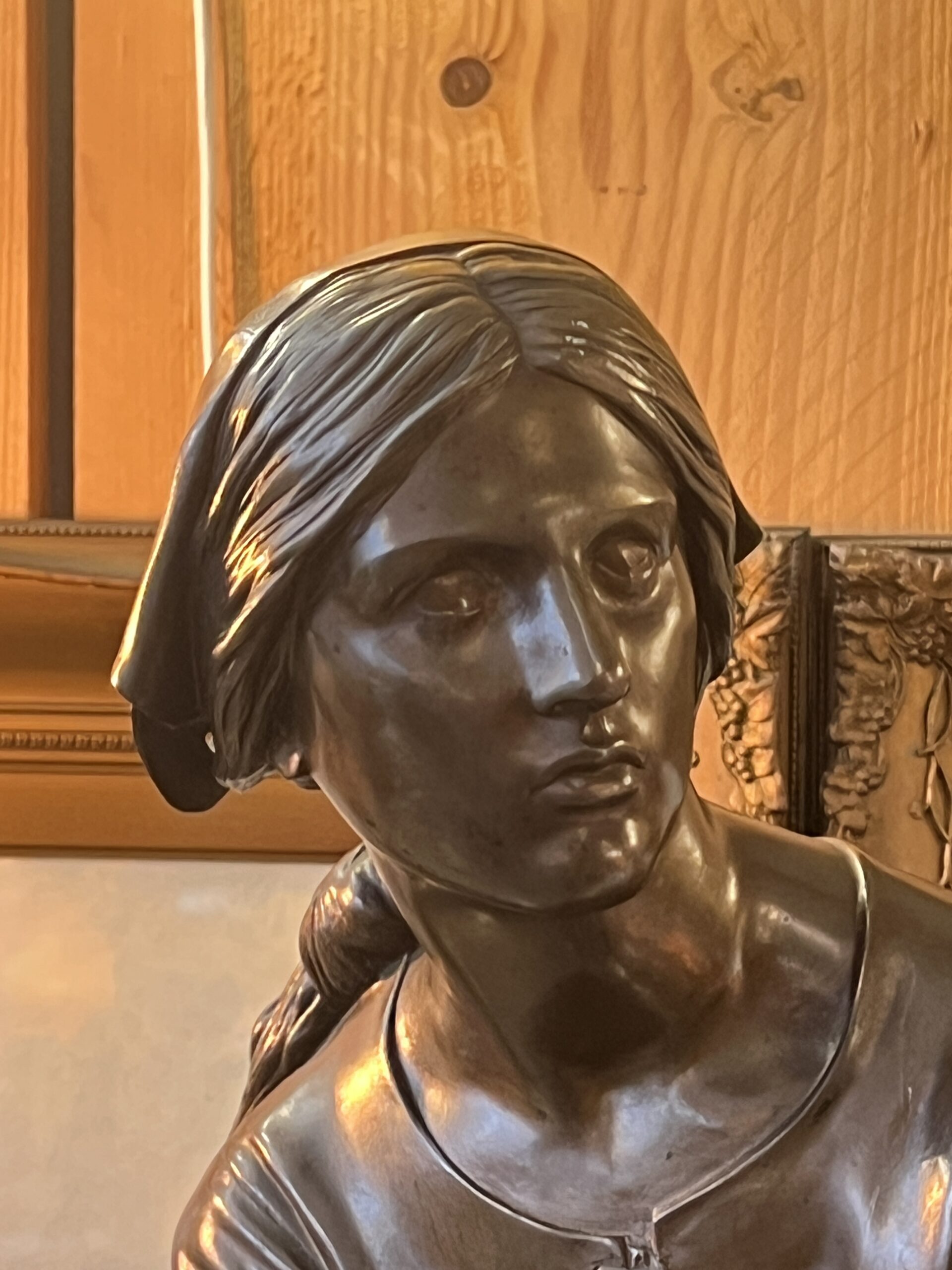 Belle sculpture en bronze représentant Jeanne d'arc assise, par Chapu, Barbedienne et Collas, 57 cm – Image 2