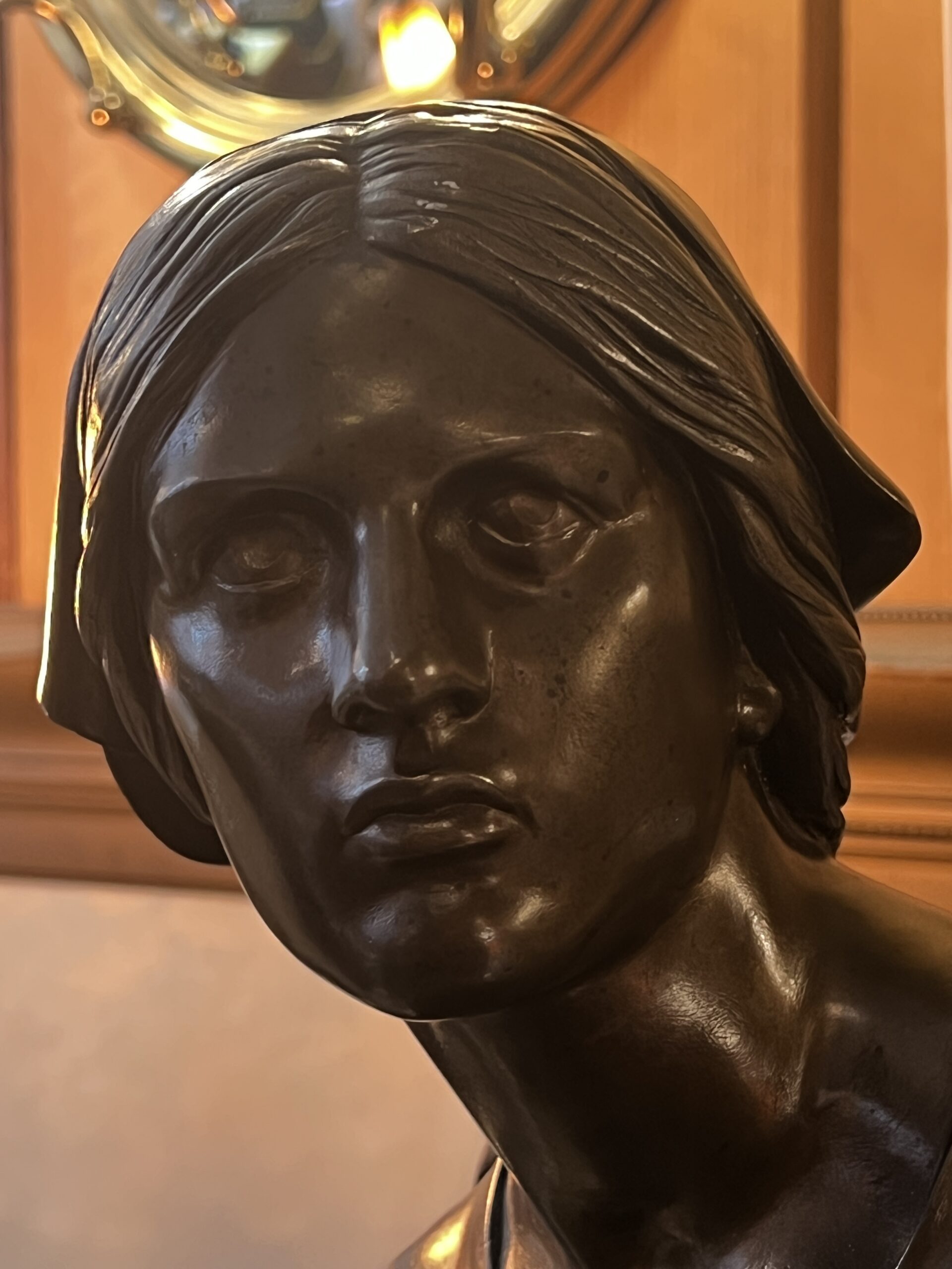 Belle sculpture en bronze représentant Jeanne d'arc assise, par Chapu, Barbedienne et Collas, 57 cm