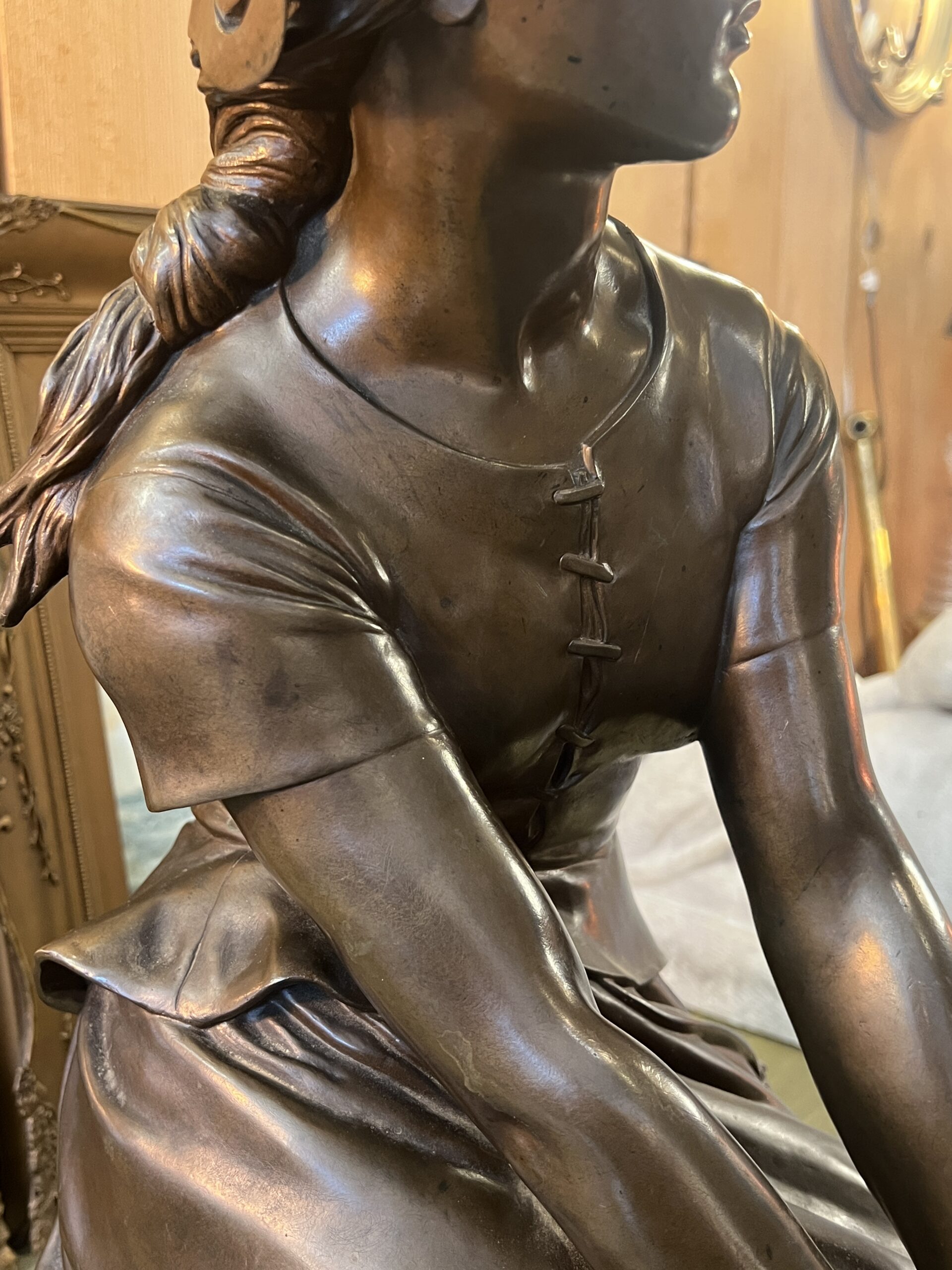Belle sculpture en bronze représentant Jeanne d'arc assise, par Chapu, Barbedienne et Collas, 57 cm