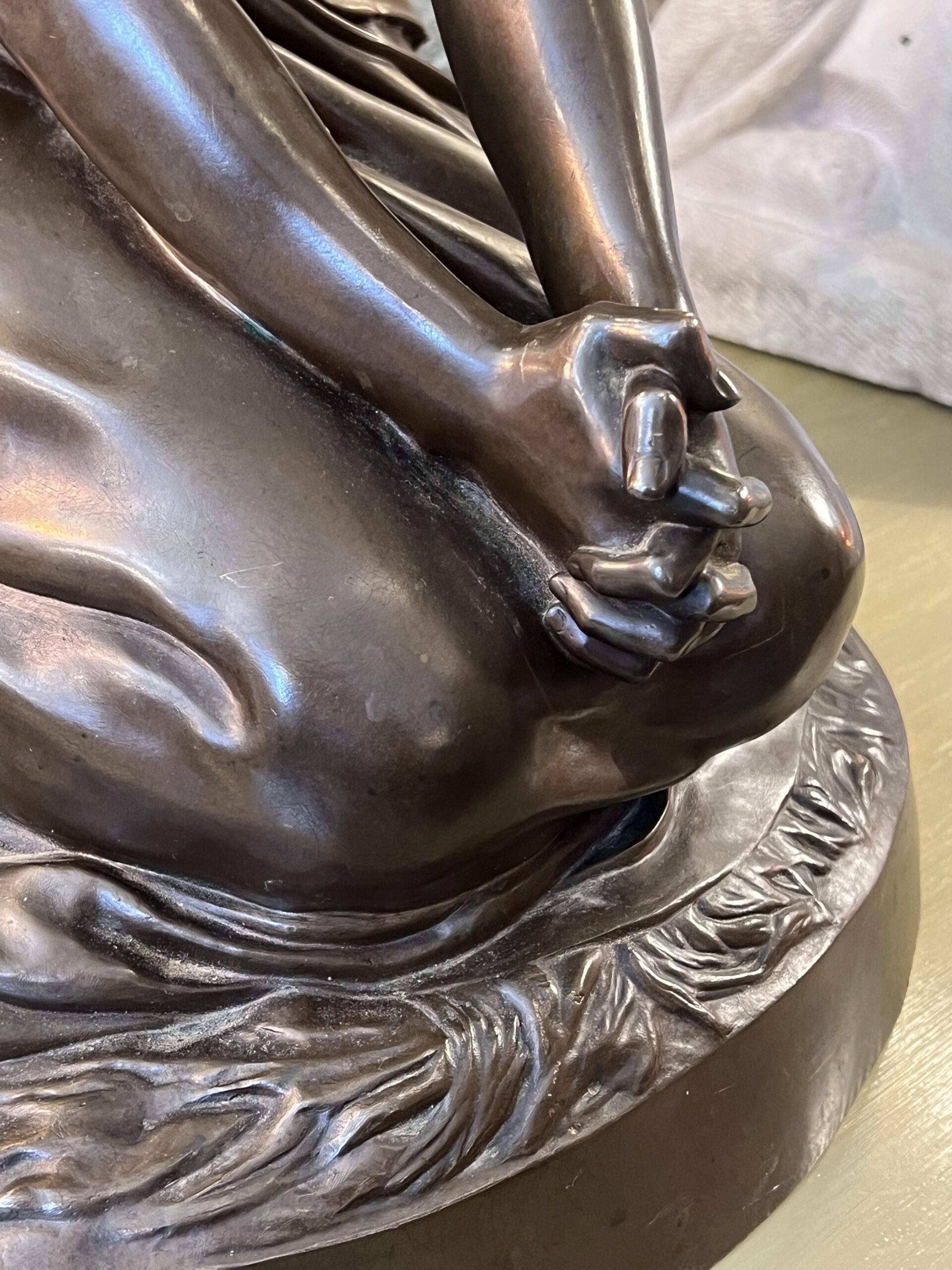 Belle sculpture en bronze représentant Jeanne d'arc assise, par Chapu, Barbedienne et Collas, 57 cm