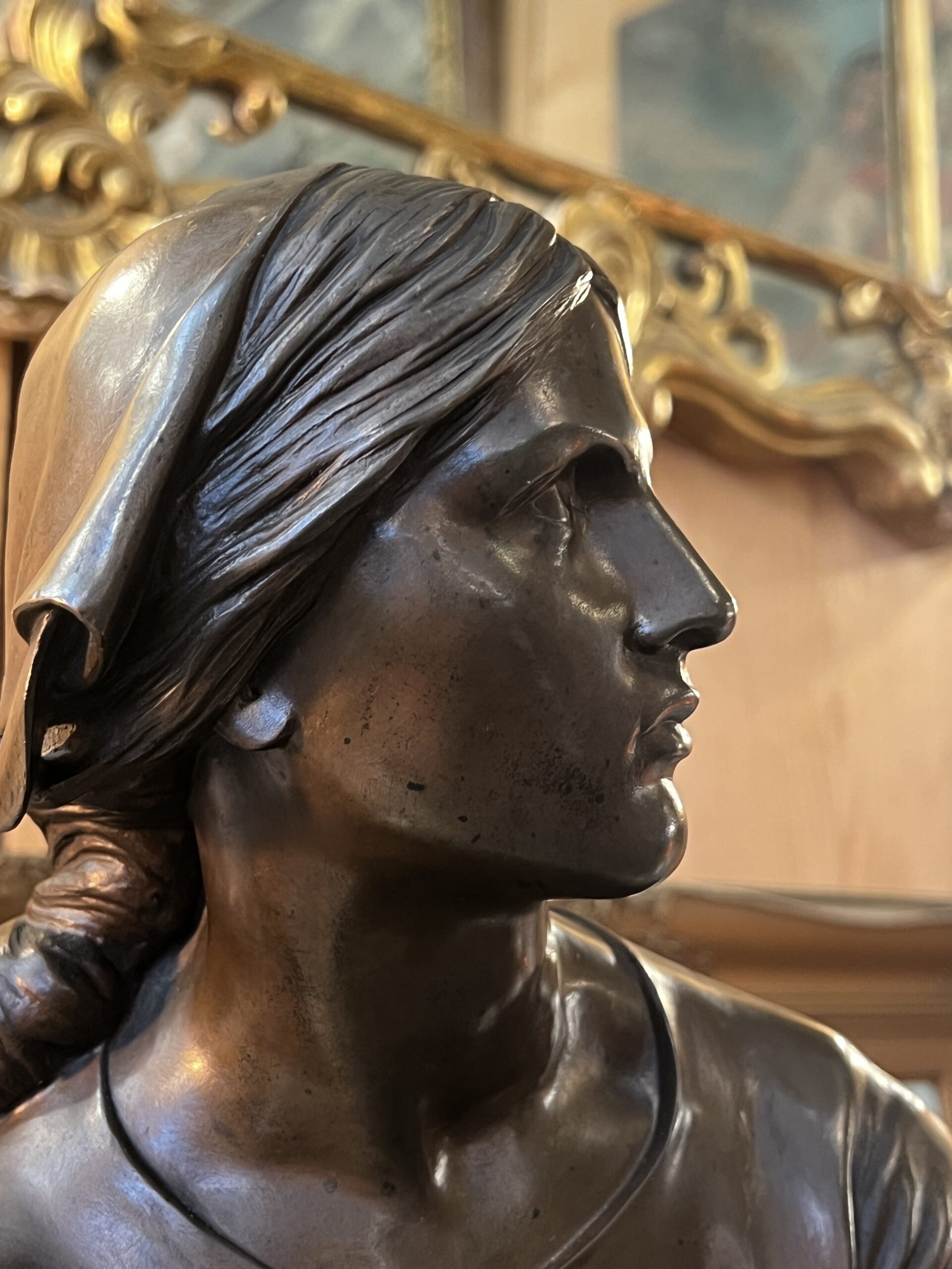 Belle sculpture en bronze représentant Jeanne d'arc assise, par Chapu, Barbedienne et Collas, 57 cm