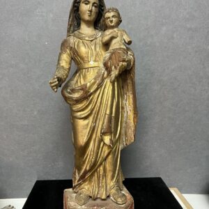 Sculpture de la vierge à l'enfant en bois sculpté époque XVIIIe siècle, Hauteur 47 cm