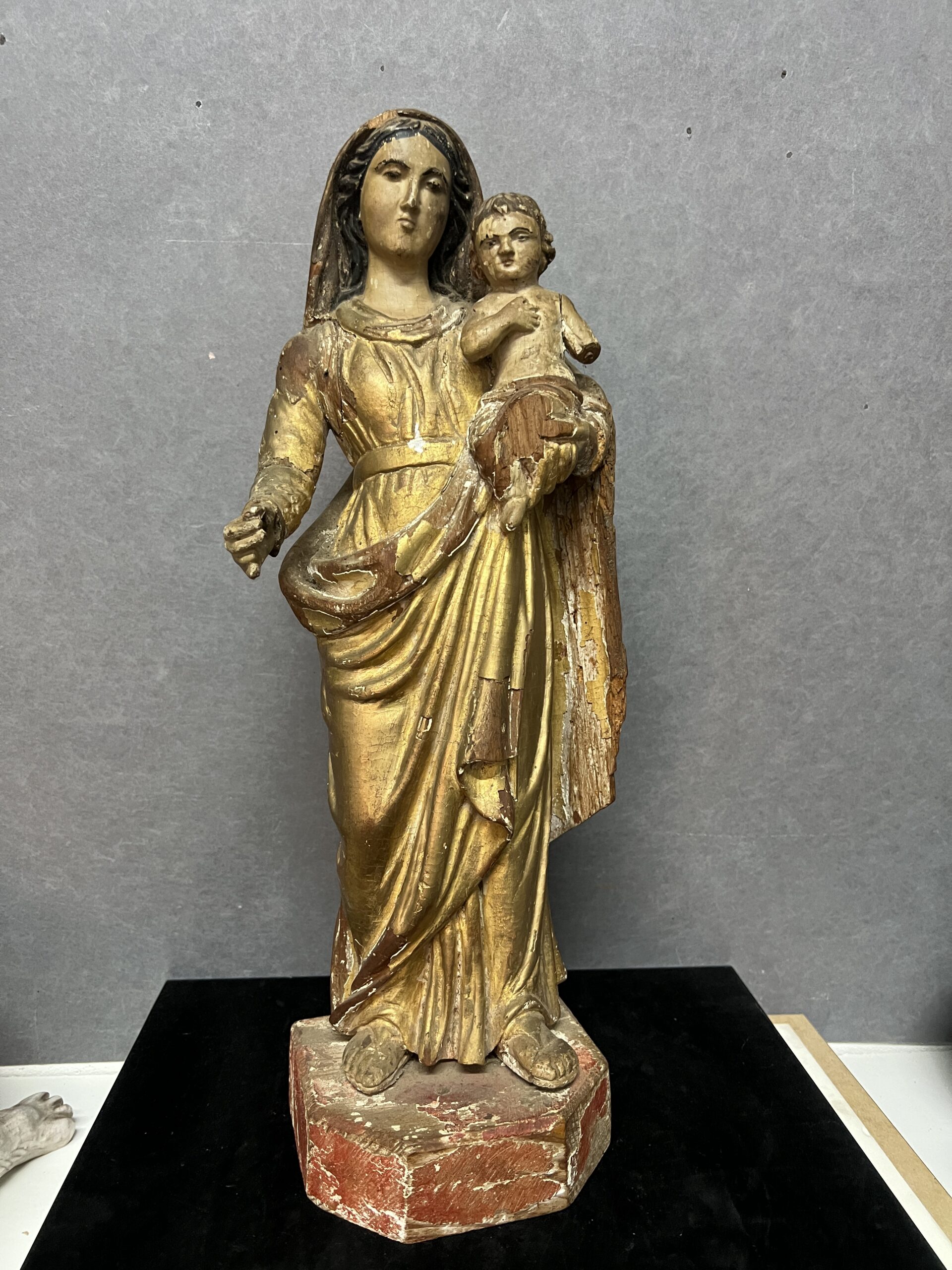 Sculpture de la vierge à l'enfant en bois sculpté époque XVIIIe siècle, Hauteur 47 cm
