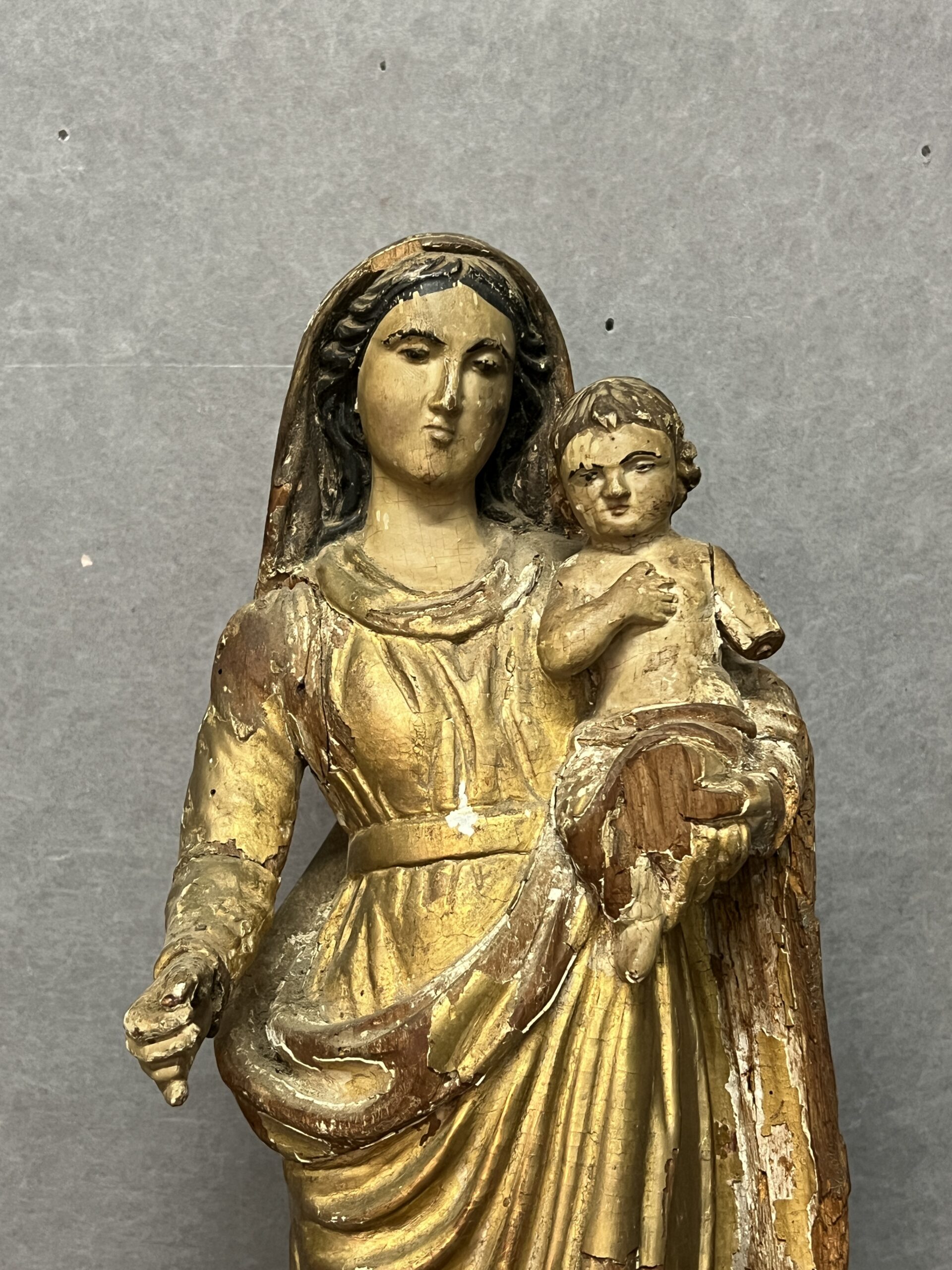 Sculpture de la vierge à l'enfant en bois sculpté époque XVIIIe siècle, Hauteur 47 cm – Image 2