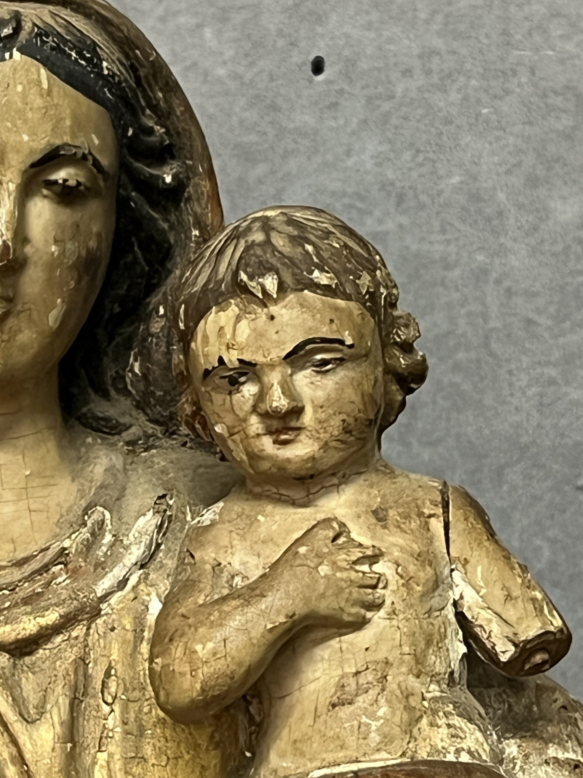 Sculpture de la vierge à l'enfant en bois sculpté époque XVIIIe siècle, Hauteur 47 cm – Image 4