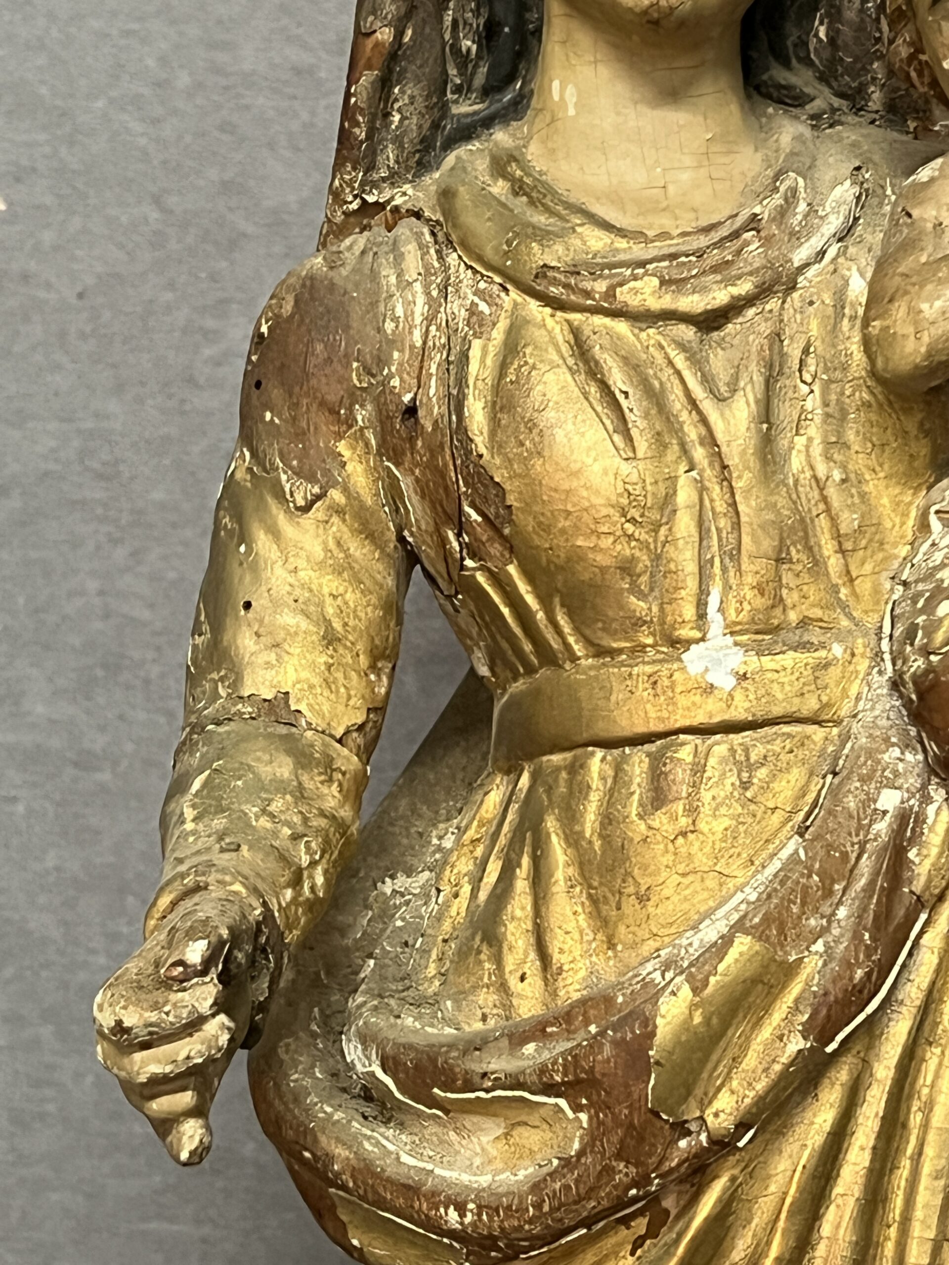 Sculpture de la vierge à l'enfant en bois sculpté époque XVIIIe siècle, Hauteur 47 cm – Image 5