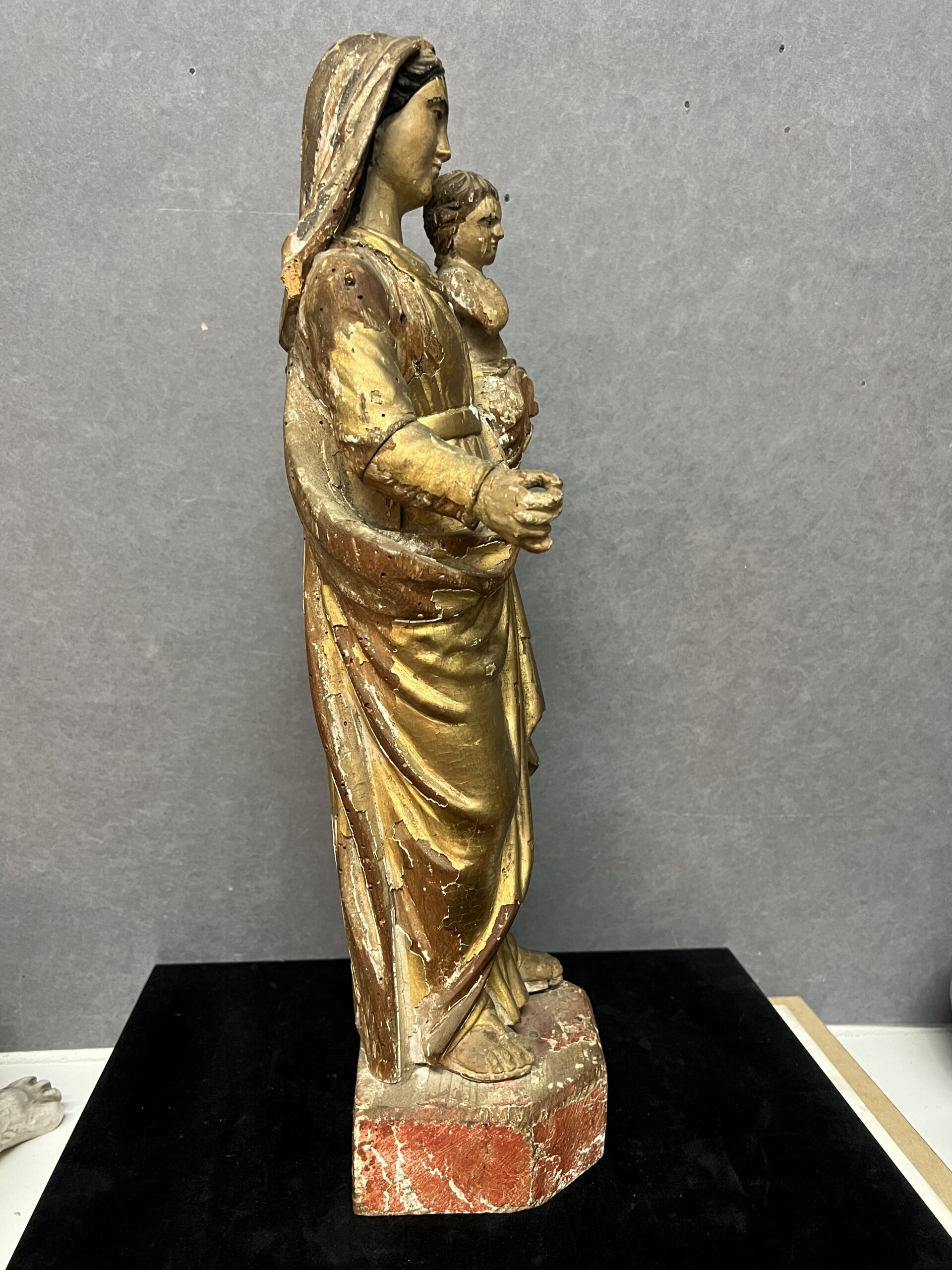 Sculpture de la vierge à l'enfant en bois sculpté époque XVIIIe siècle, Hauteur 47 cm
