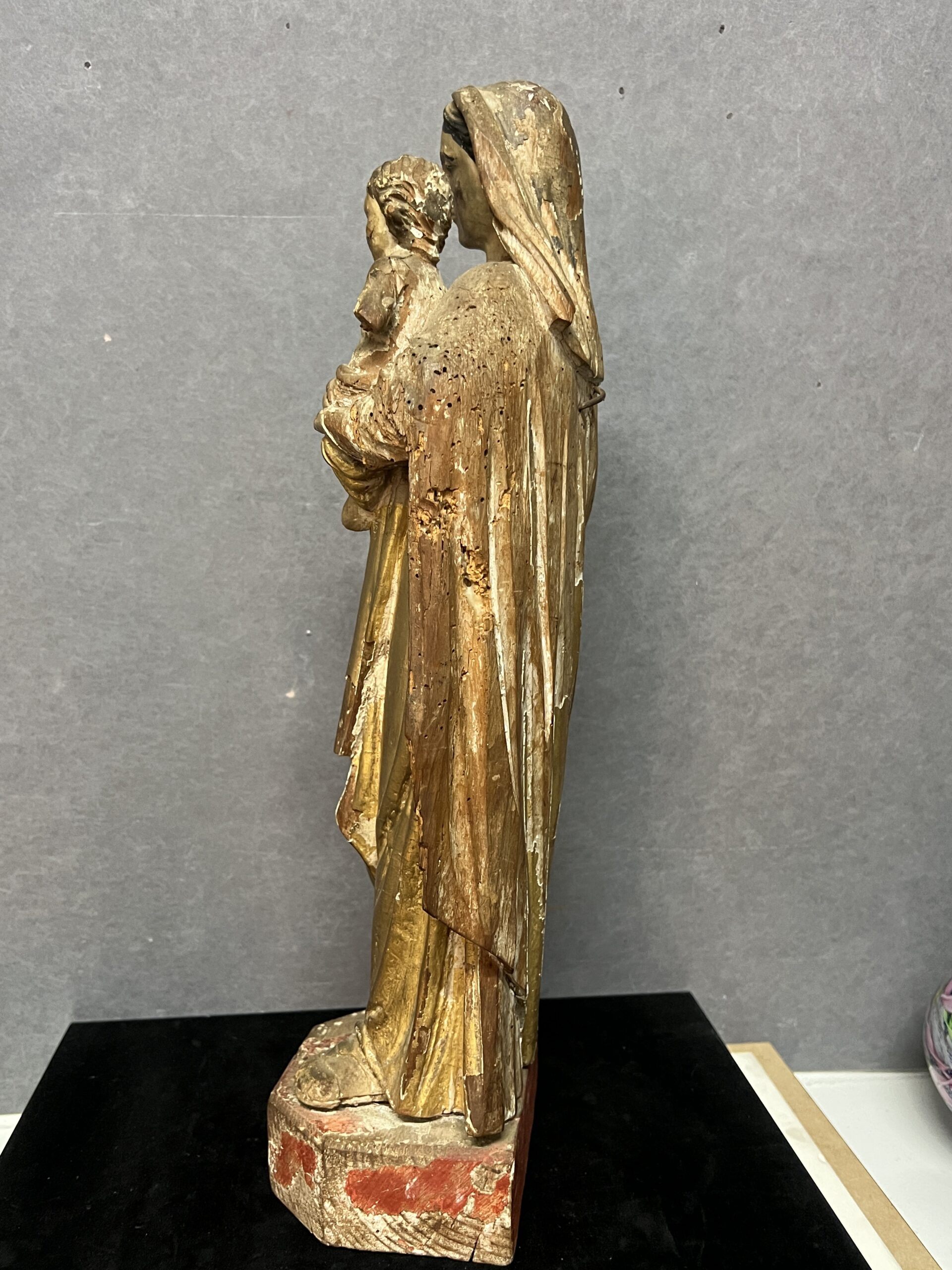 Sculpture de la vierge à l'enfant en bois sculpté époque XVIIIe siècle, Hauteur 47 cm – Image 12