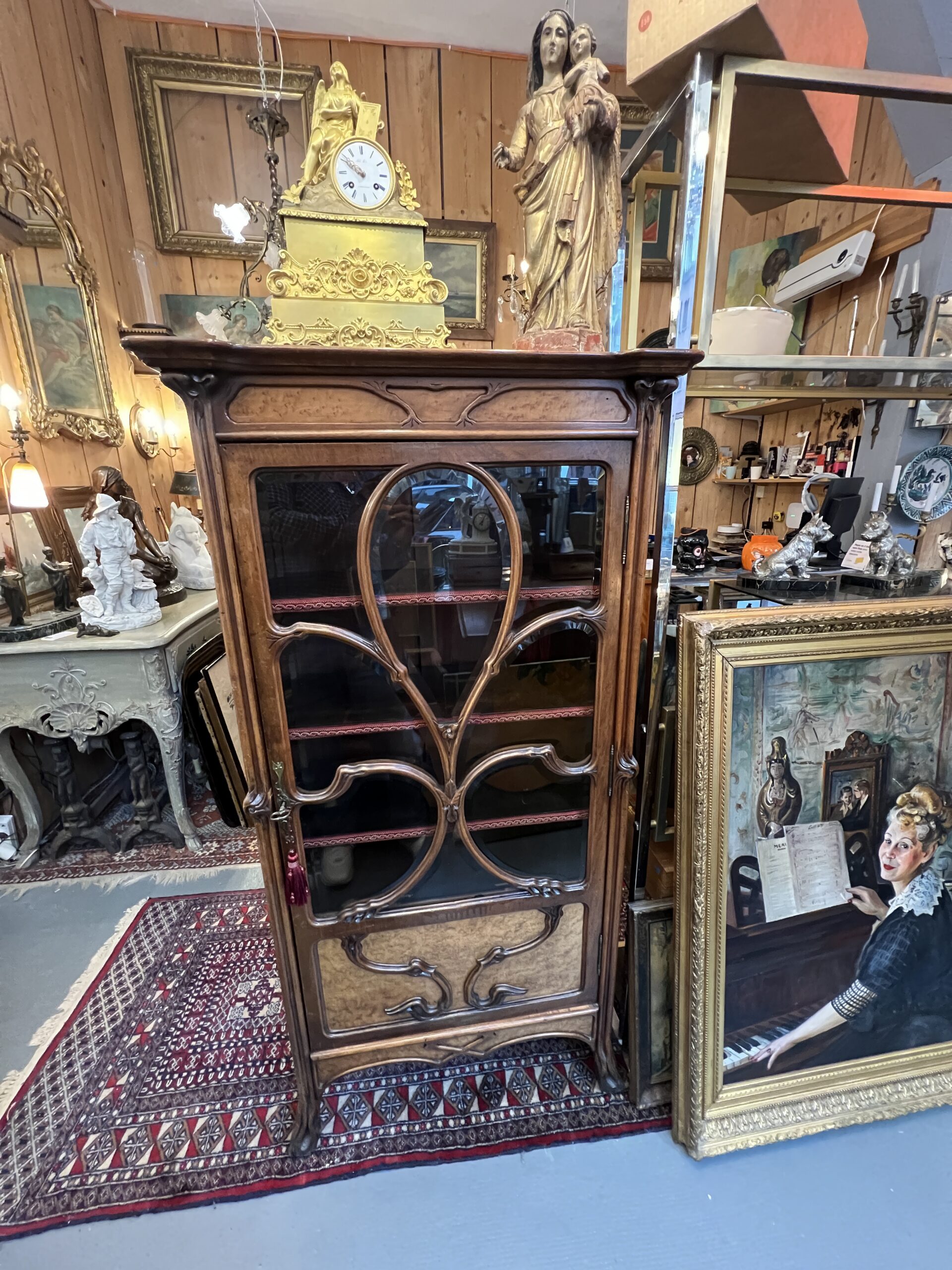 Très belle vitrine bibliothèque art nouveau en noyer sculpté, Camille Gauthier, vers 1900