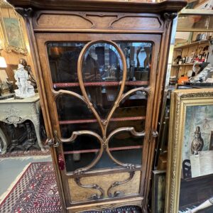 Très belle vitrine bibliothèque art nouveau en noyer sculpté, Camille Gauthier, vers 1900