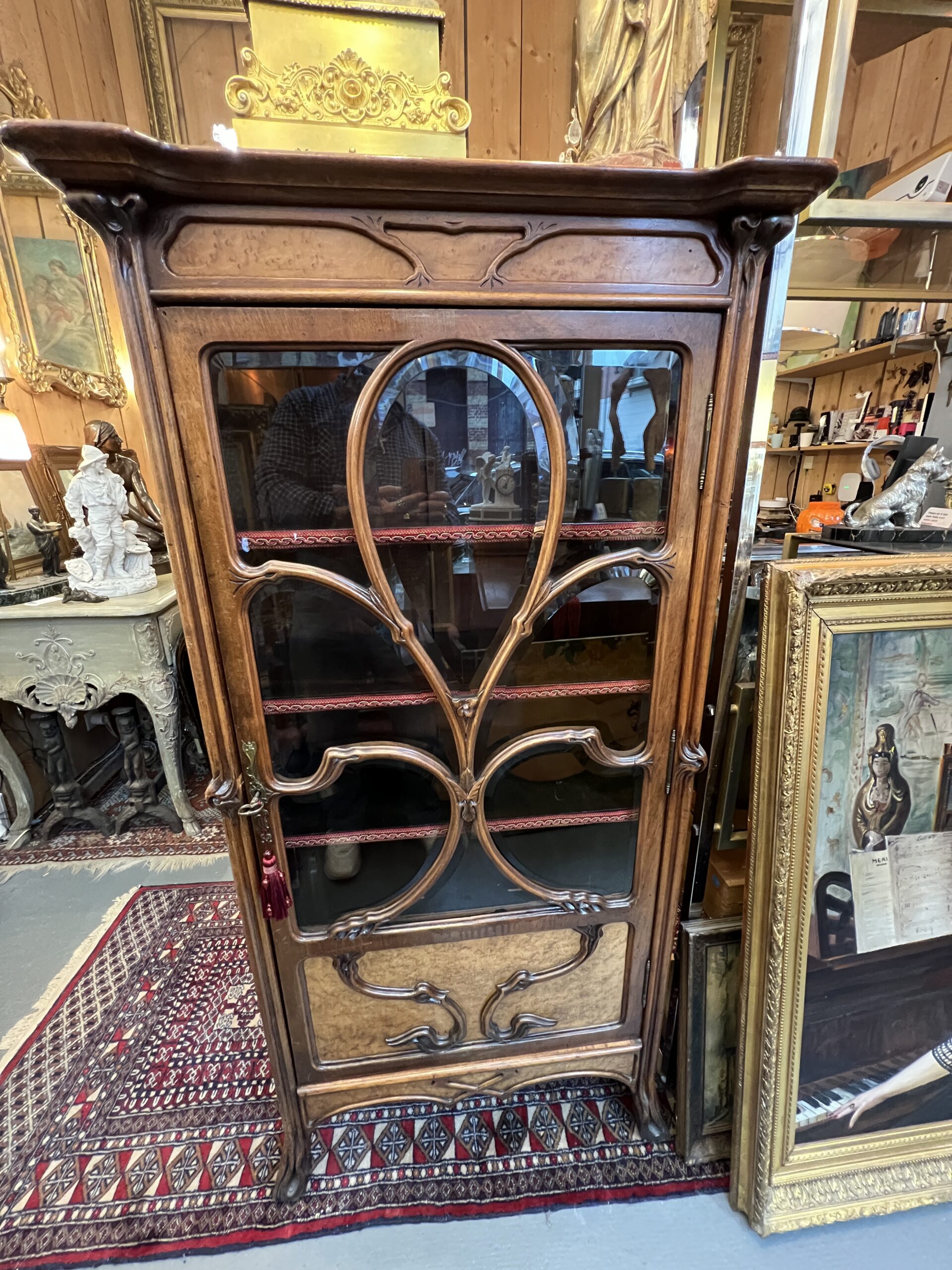 Très belle vitrine bibliothèque art nouveau en noyer sculpté, Camille Gauthier, vers 1900