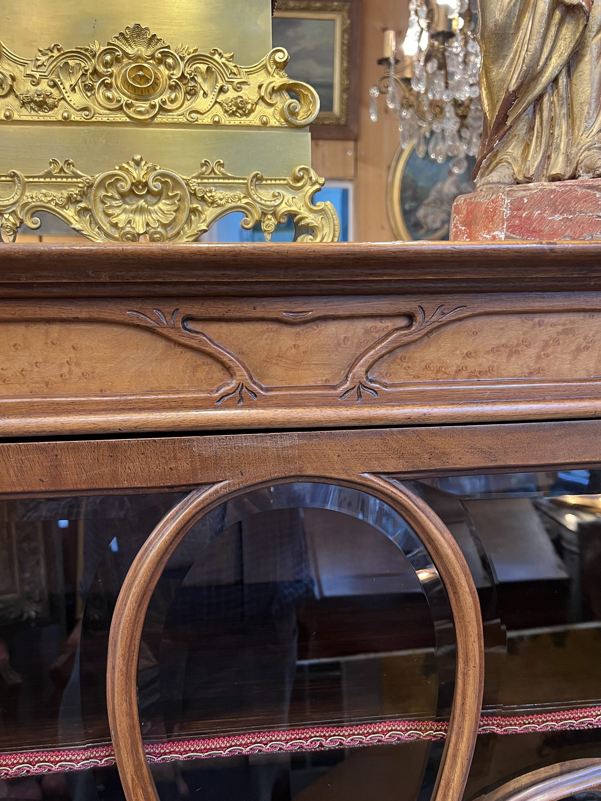 Très belle vitrine bibliothèque art nouveau en noyer sculpté, Camille Gauthier, vers 1900 – Image 3