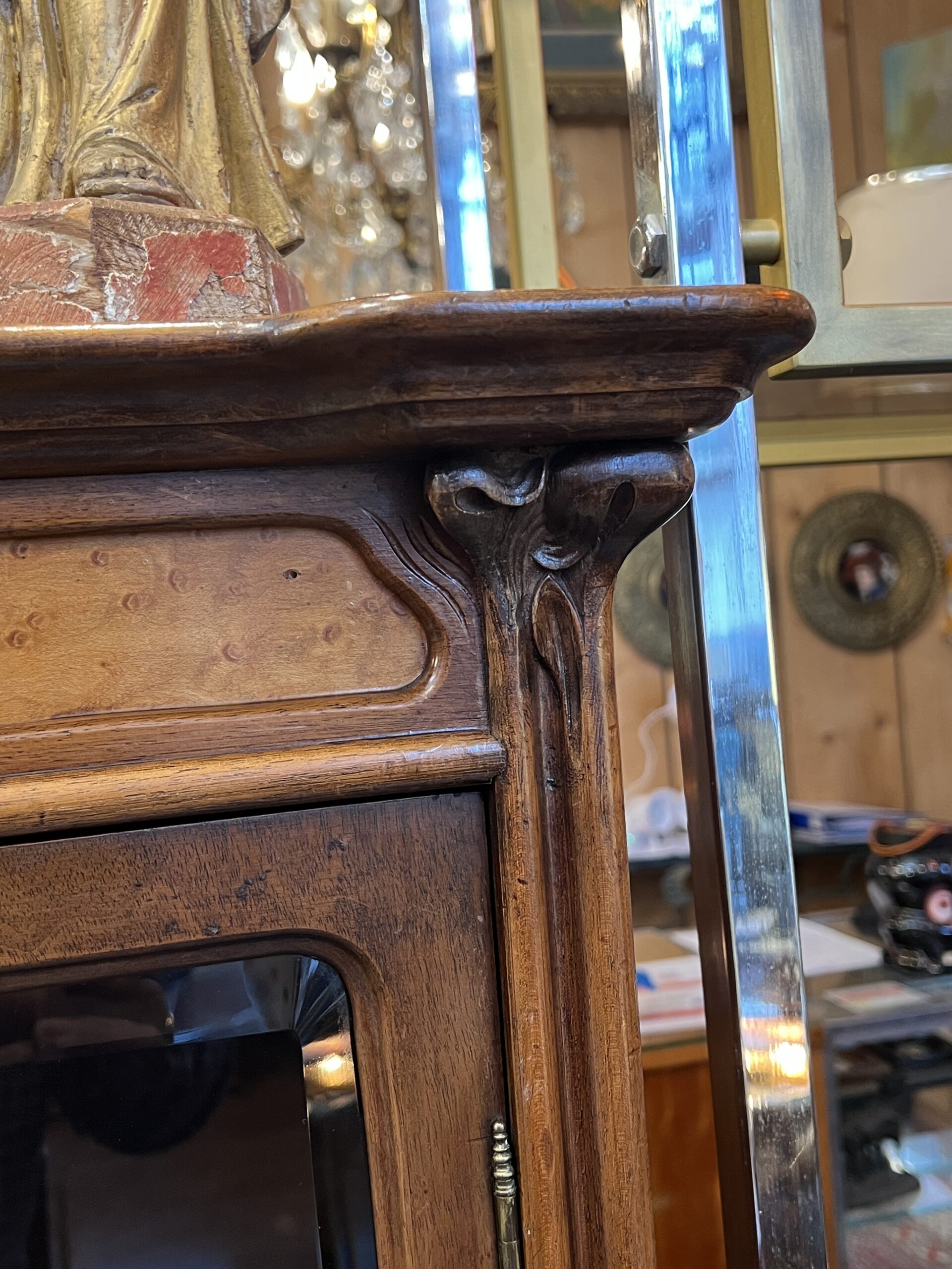 Très belle vitrine bibliothèque art nouveau en noyer sculpté, Camille Gauthier, vers 1900