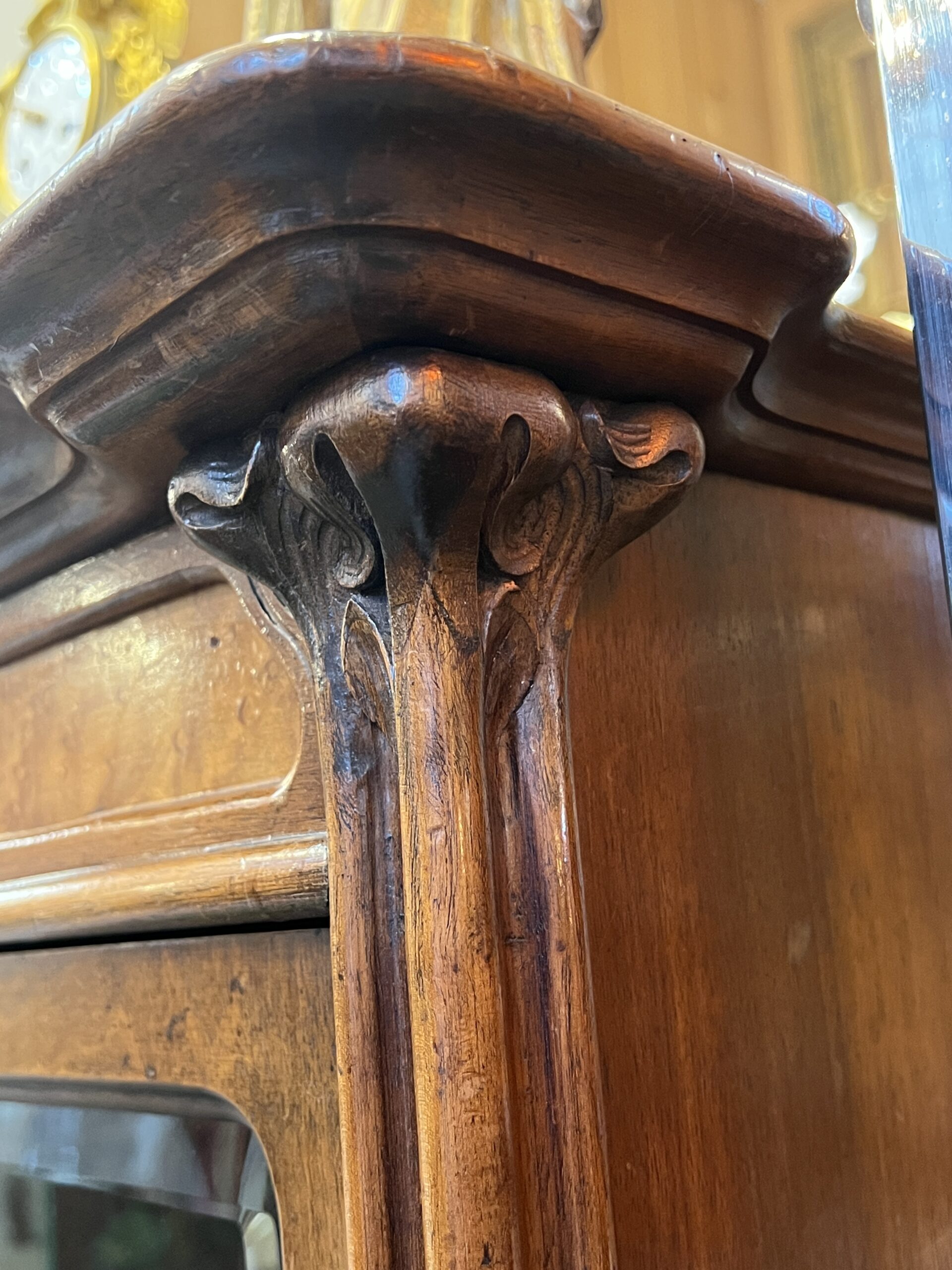 Très belle vitrine bibliothèque art nouveau en noyer sculpté, Camille Gauthier, vers 1900