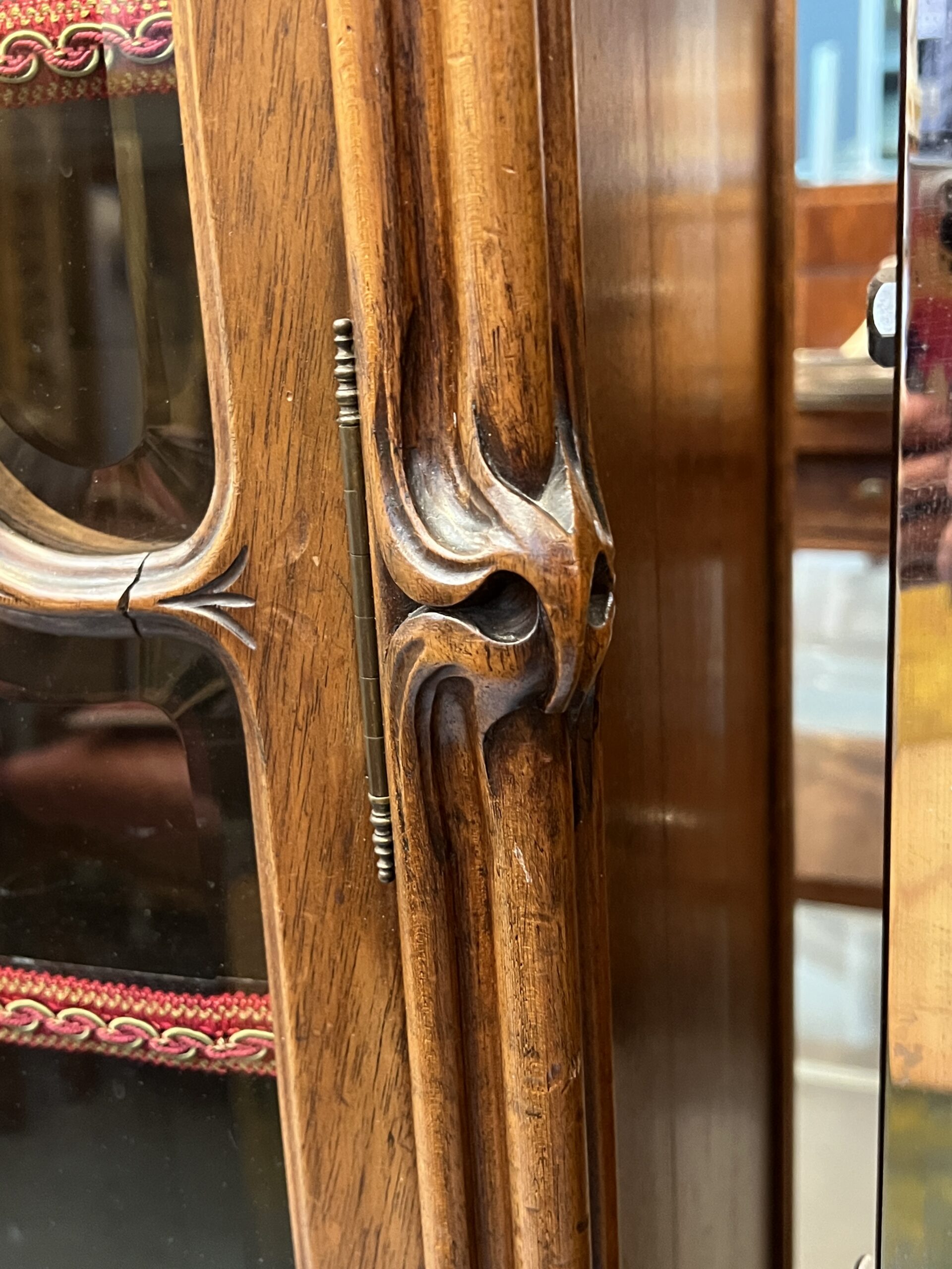 Très belle vitrine bibliothèque art nouveau en noyer sculpté, Camille Gauthier, vers 1900 – Image 6