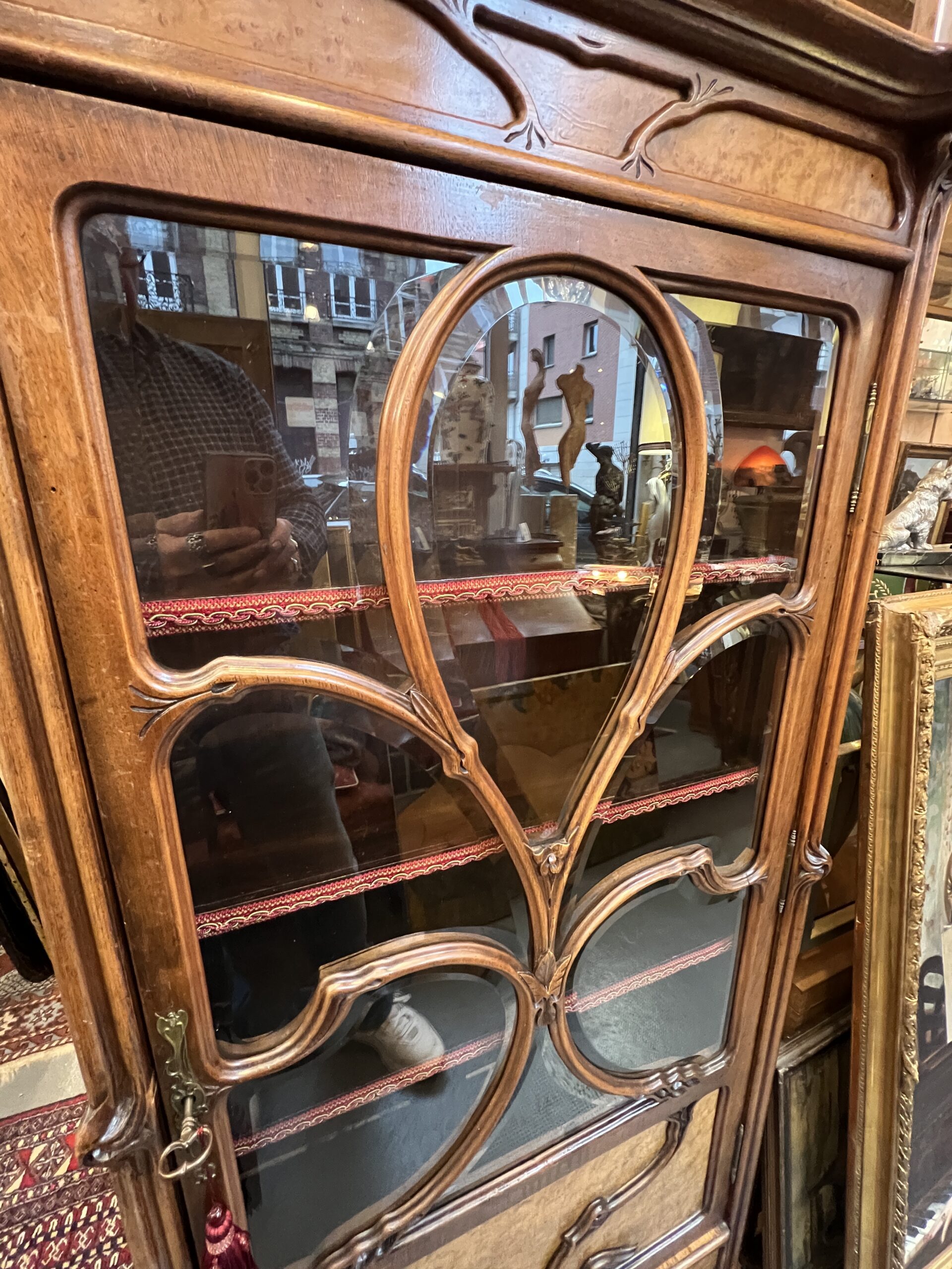 Très belle vitrine bibliothèque art nouveau en noyer sculpté, Camille Gauthier, vers 1900