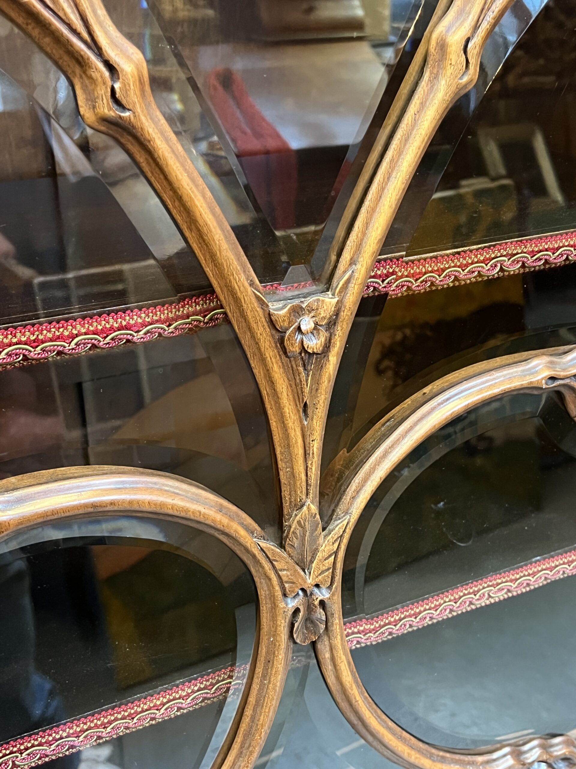 Très belle vitrine bibliothèque art nouveau en noyer sculpté, Camille Gauthier, vers 1900