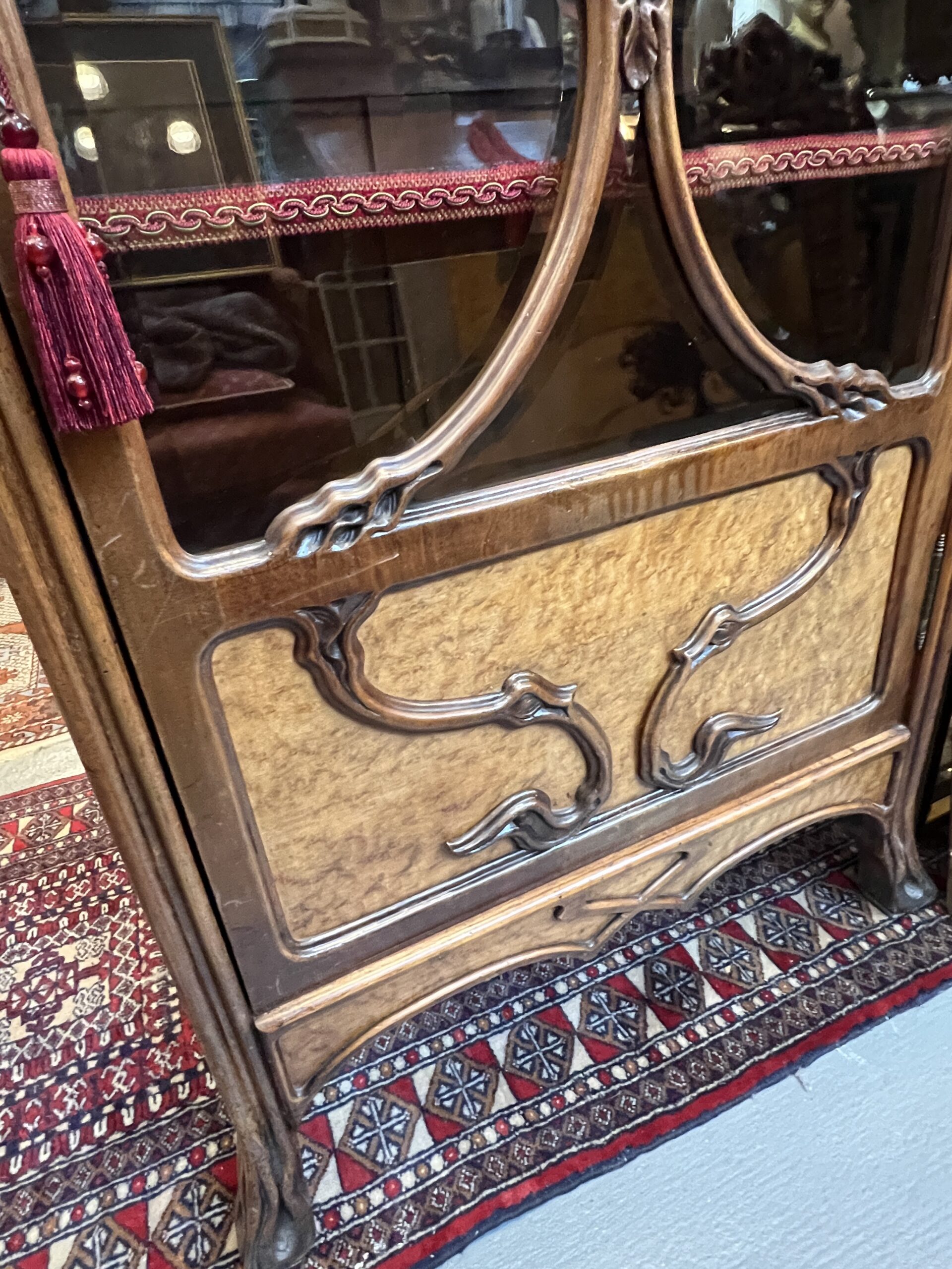 Très belle vitrine bibliothèque art nouveau en noyer sculpté, Camille Gauthier, vers 1900