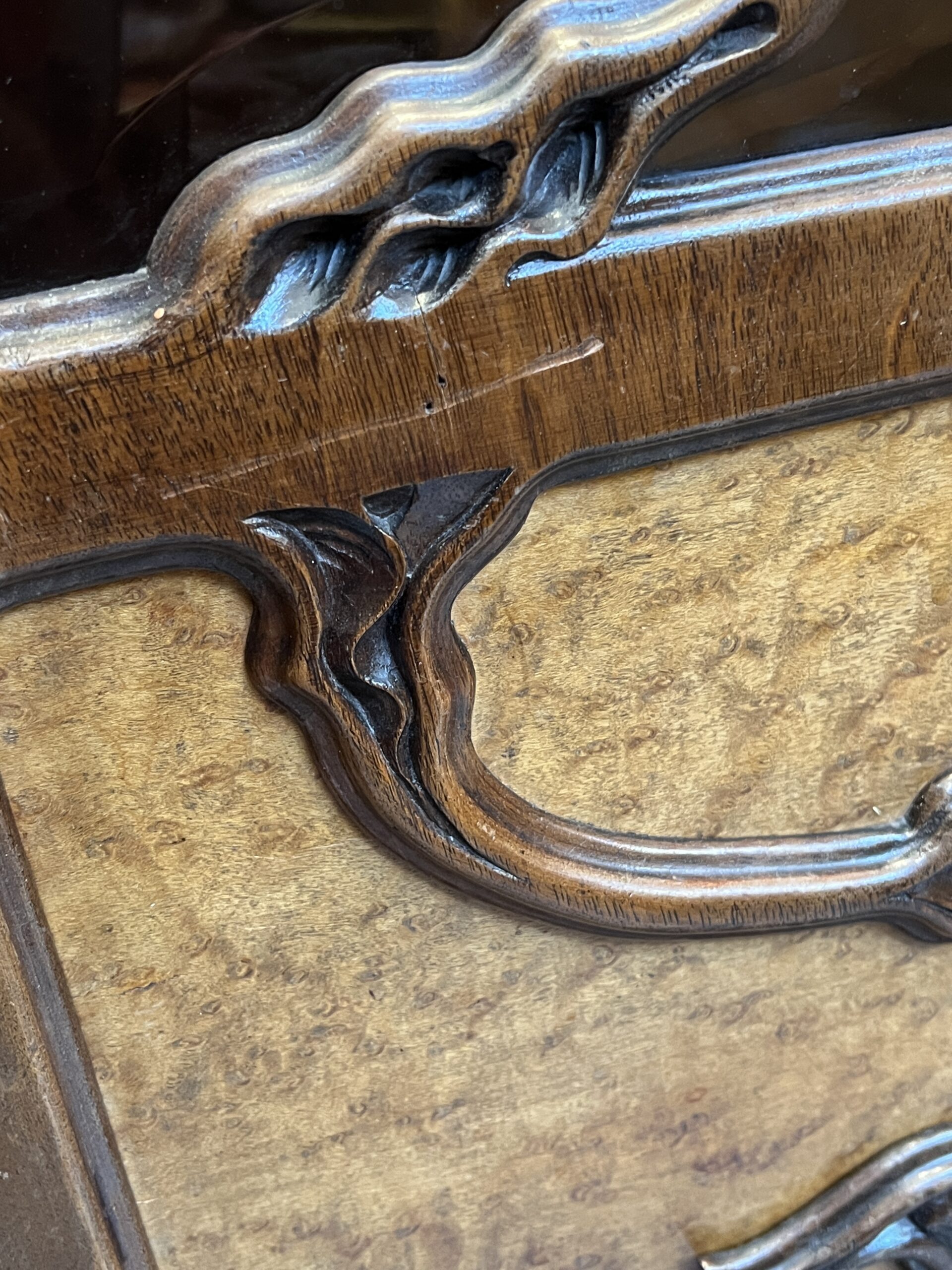 Très belle vitrine bibliothèque art nouveau en noyer sculpté, Camille Gauthier, vers 1900