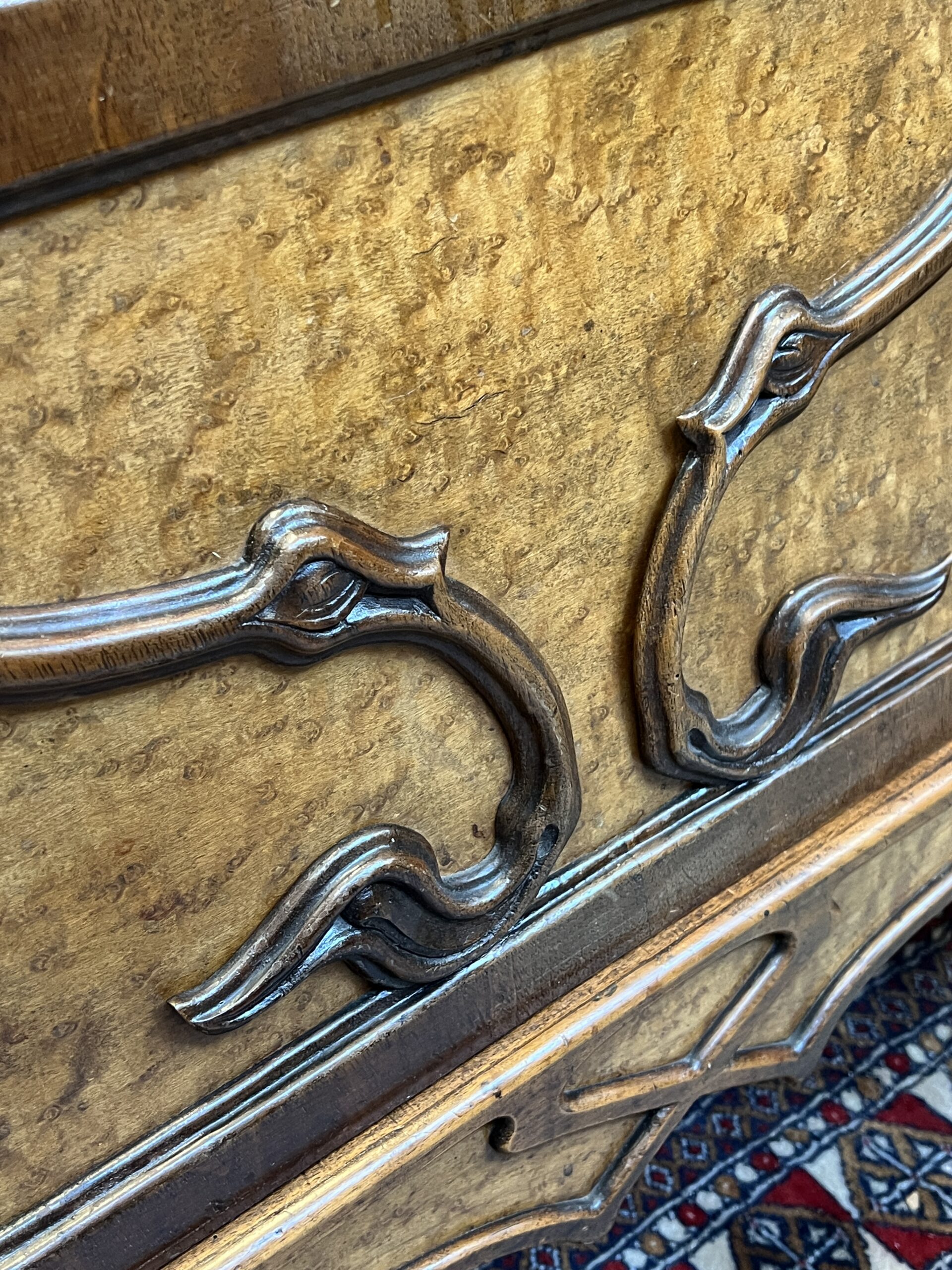 Très belle vitrine bibliothèque art nouveau en noyer sculpté, Camille Gauthier, vers 1900