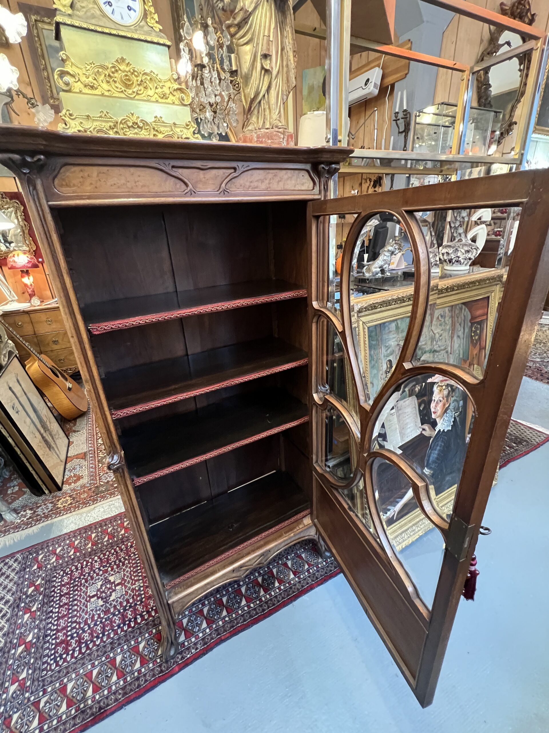 Très belle vitrine bibliothèque art nouveau en noyer sculpté, Camille Gauthier, vers 1900