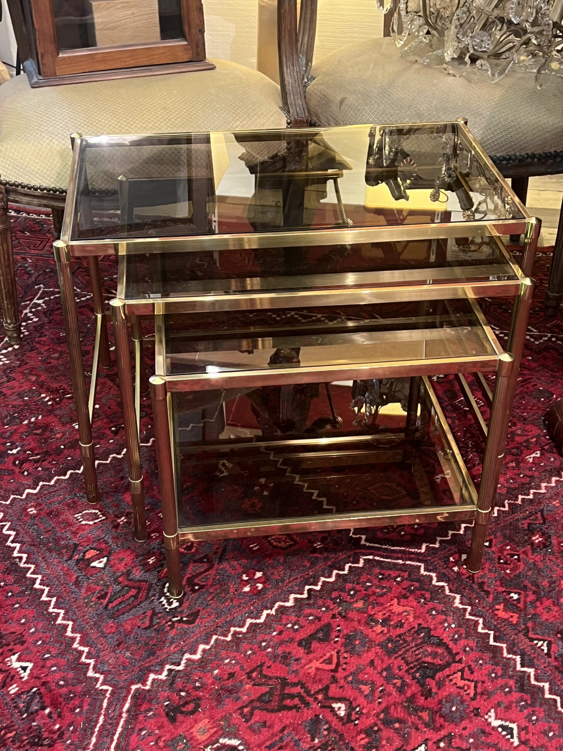 Tables gigogne ancienne en laiton et verre fumé année 1970, dans le goût de Jansen, Baguès