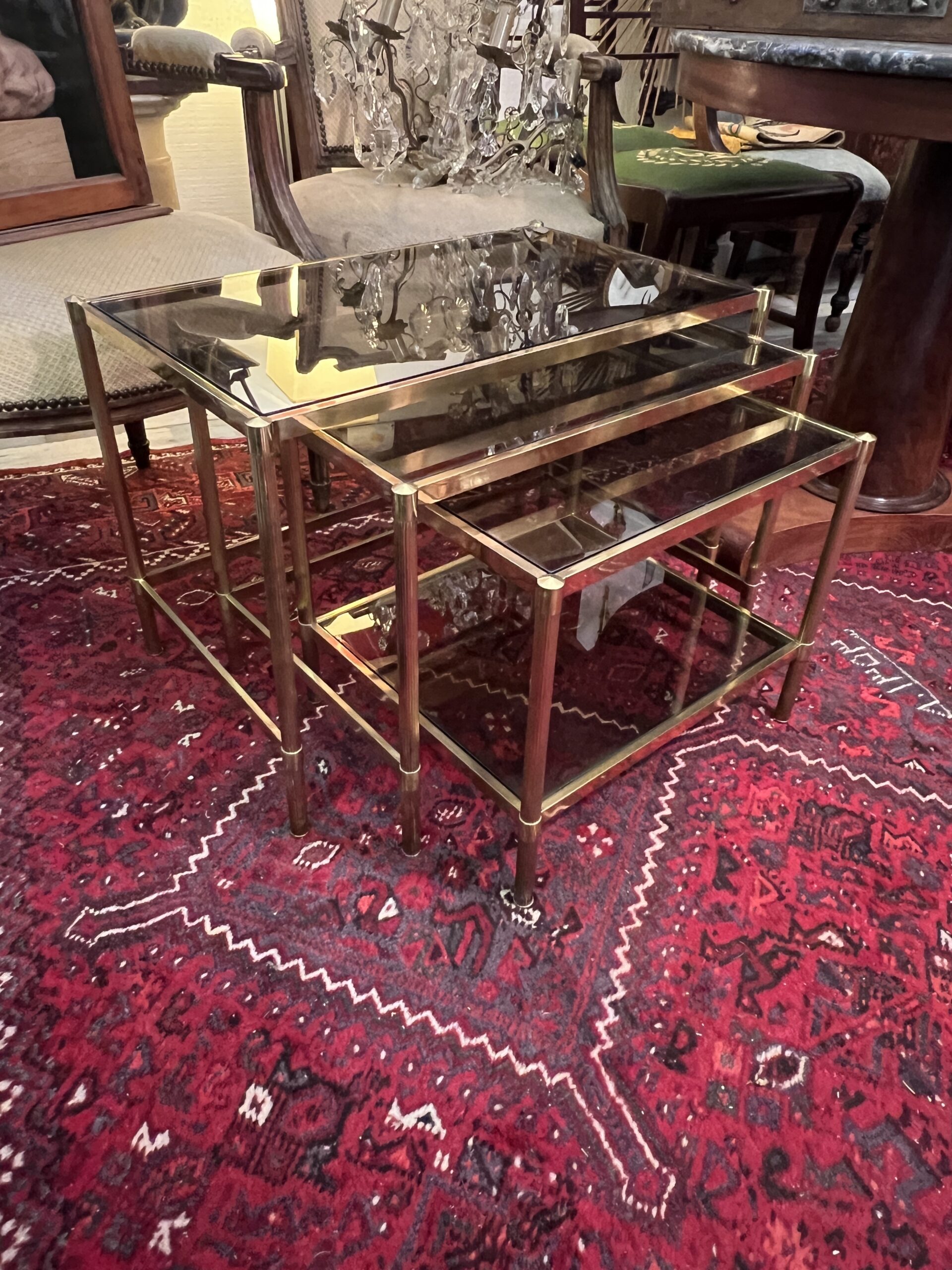 Tables gigogne ancienne en laiton et verre fumé année 1970, dans le goût de Jansen, Baguès