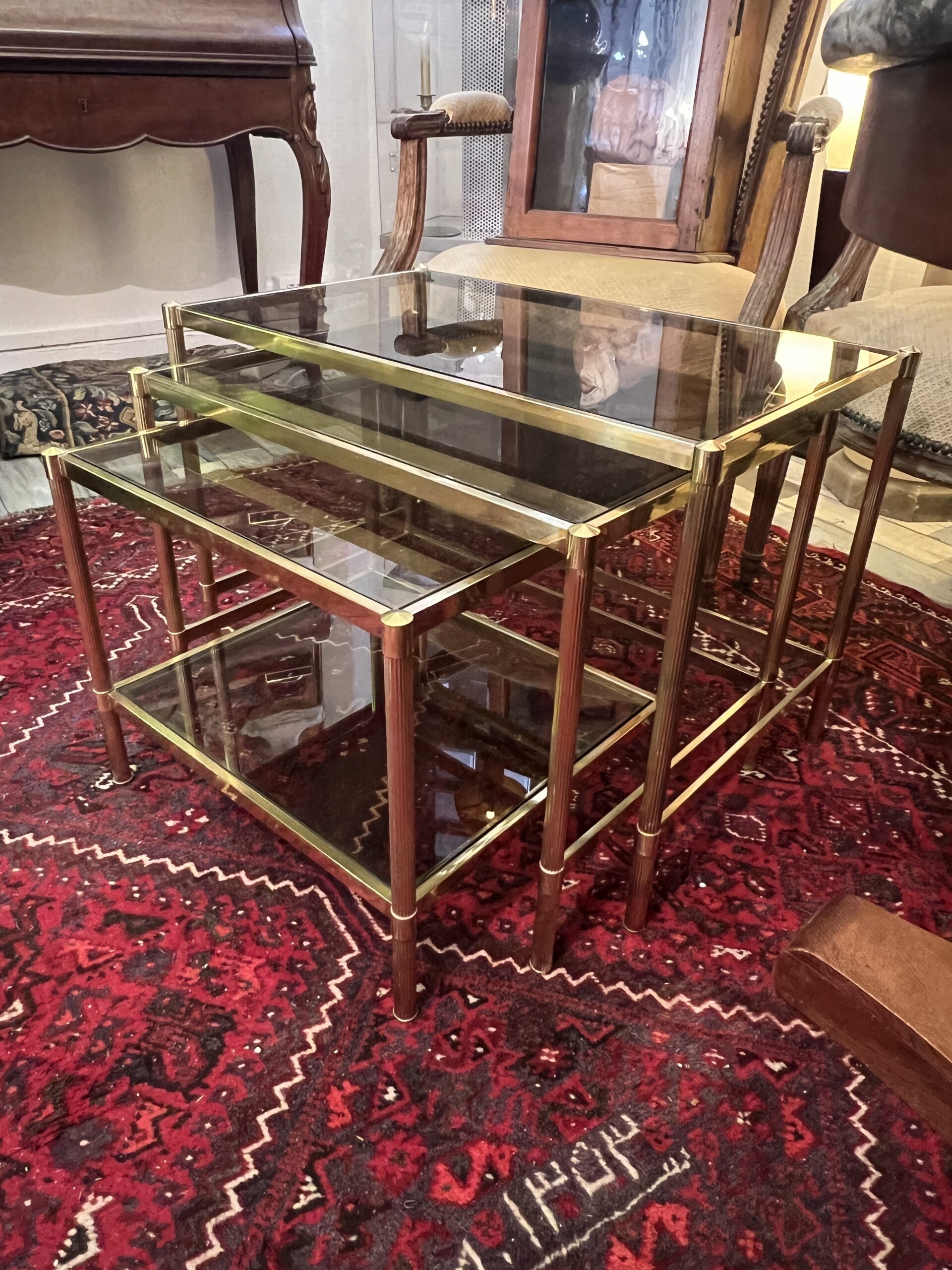 Tables gigogne ancienne en laiton et verre fumé année 1970, dans le goût de Jansen, Baguès
