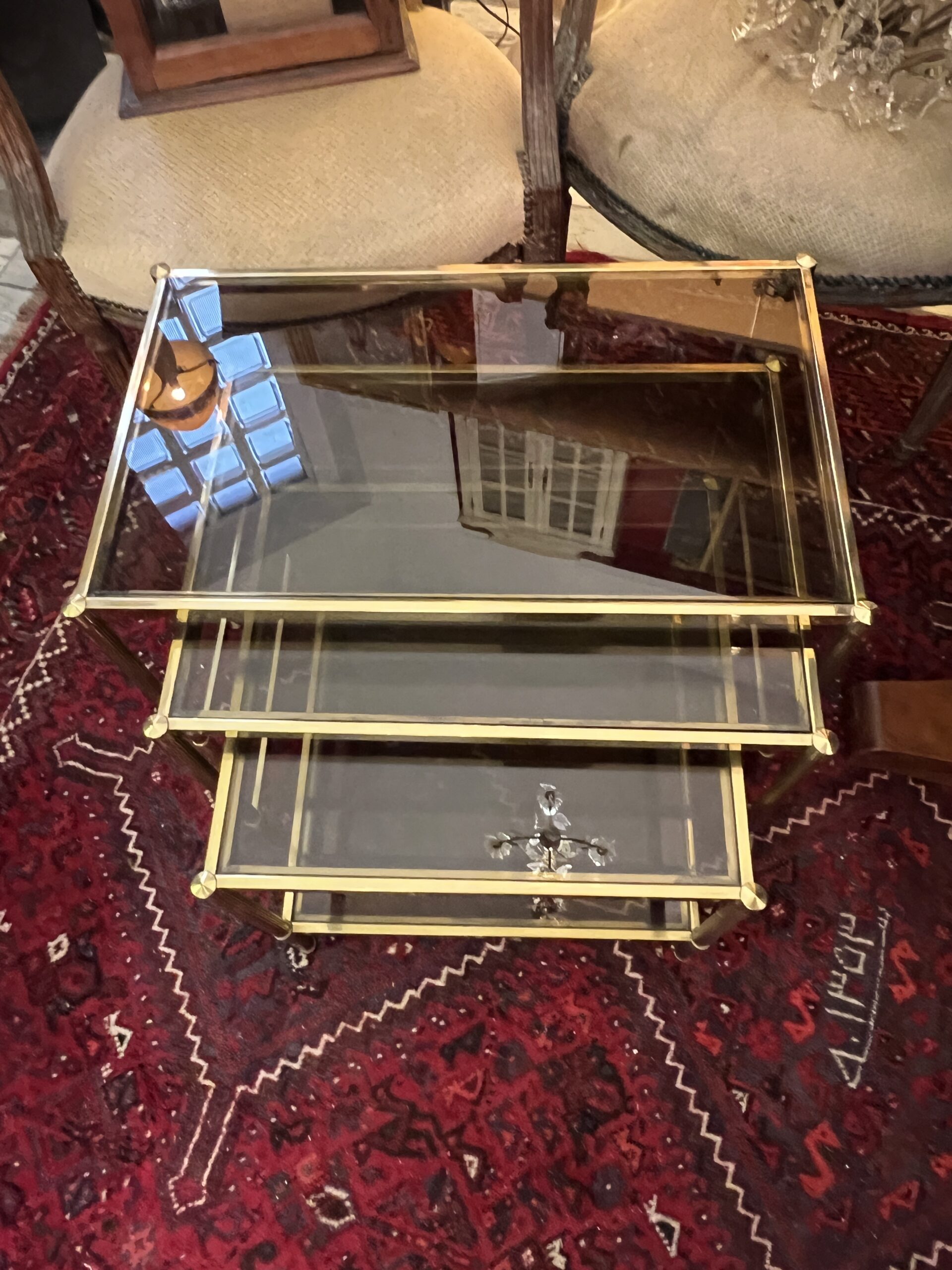 Tables gigogne ancienne en laiton et verre fumé année 1970, dans le goût de Jansen, Baguès