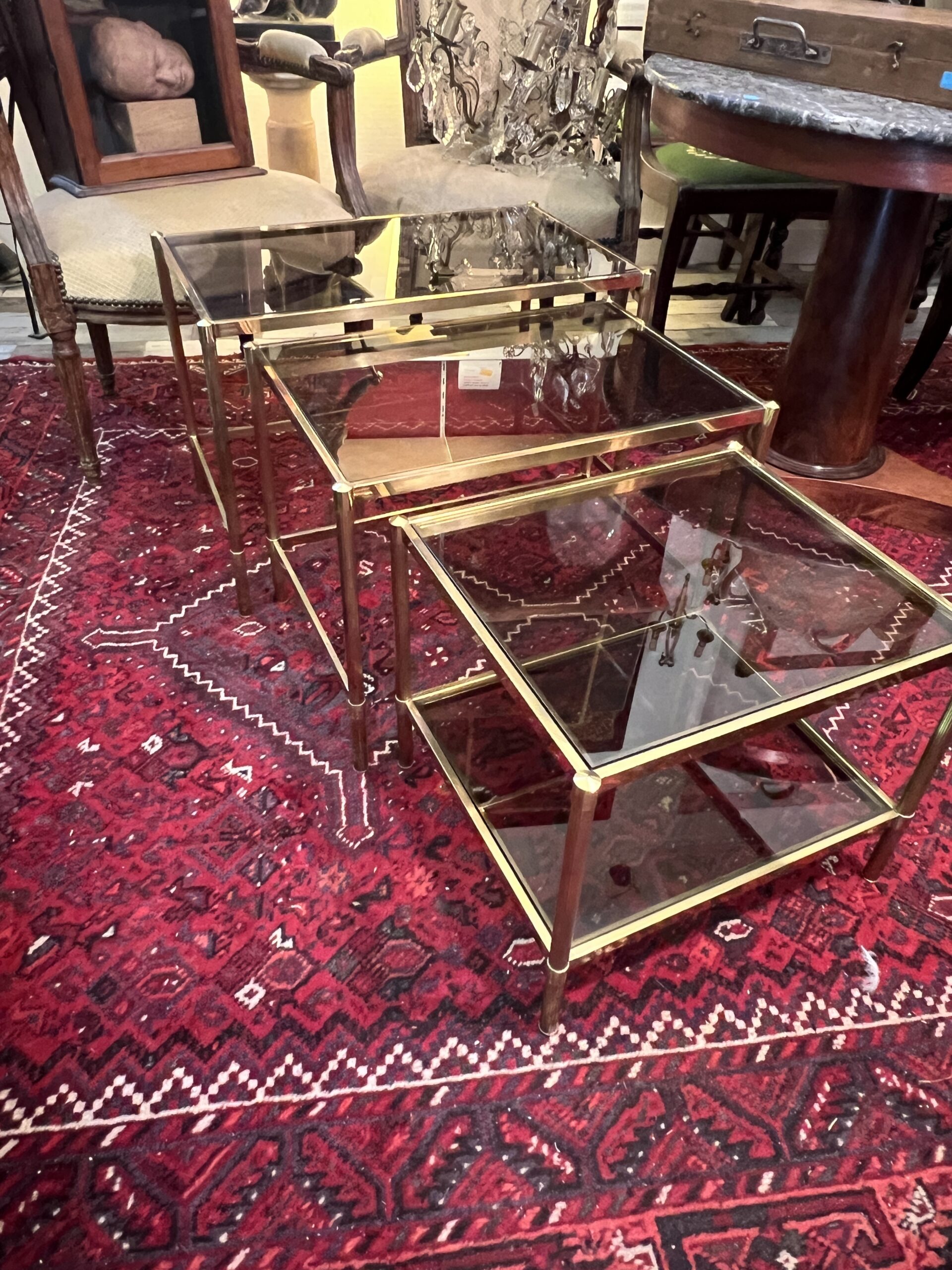 Tables gigogne ancienne en laiton et verre fumé année 1970, dans le goût de Jansen, Baguès