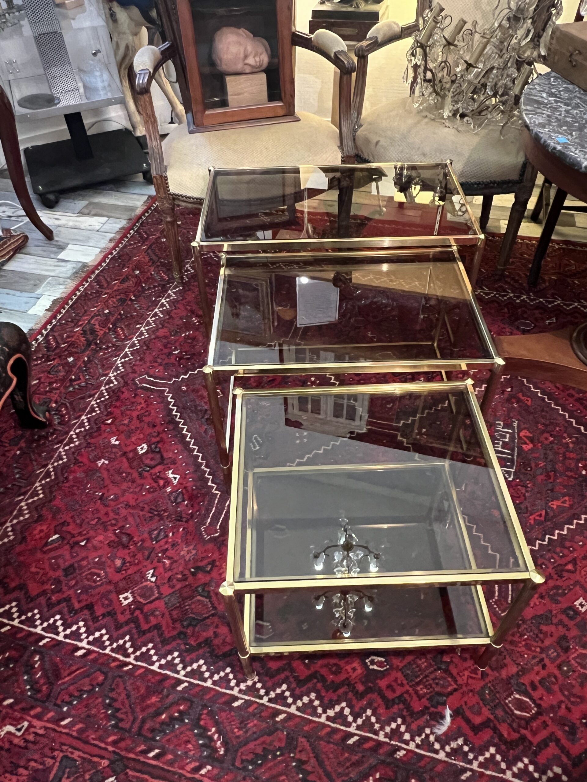 Tables gigogne ancienne en laiton et verre fumé année 1970, dans le goût de Jansen, Baguès