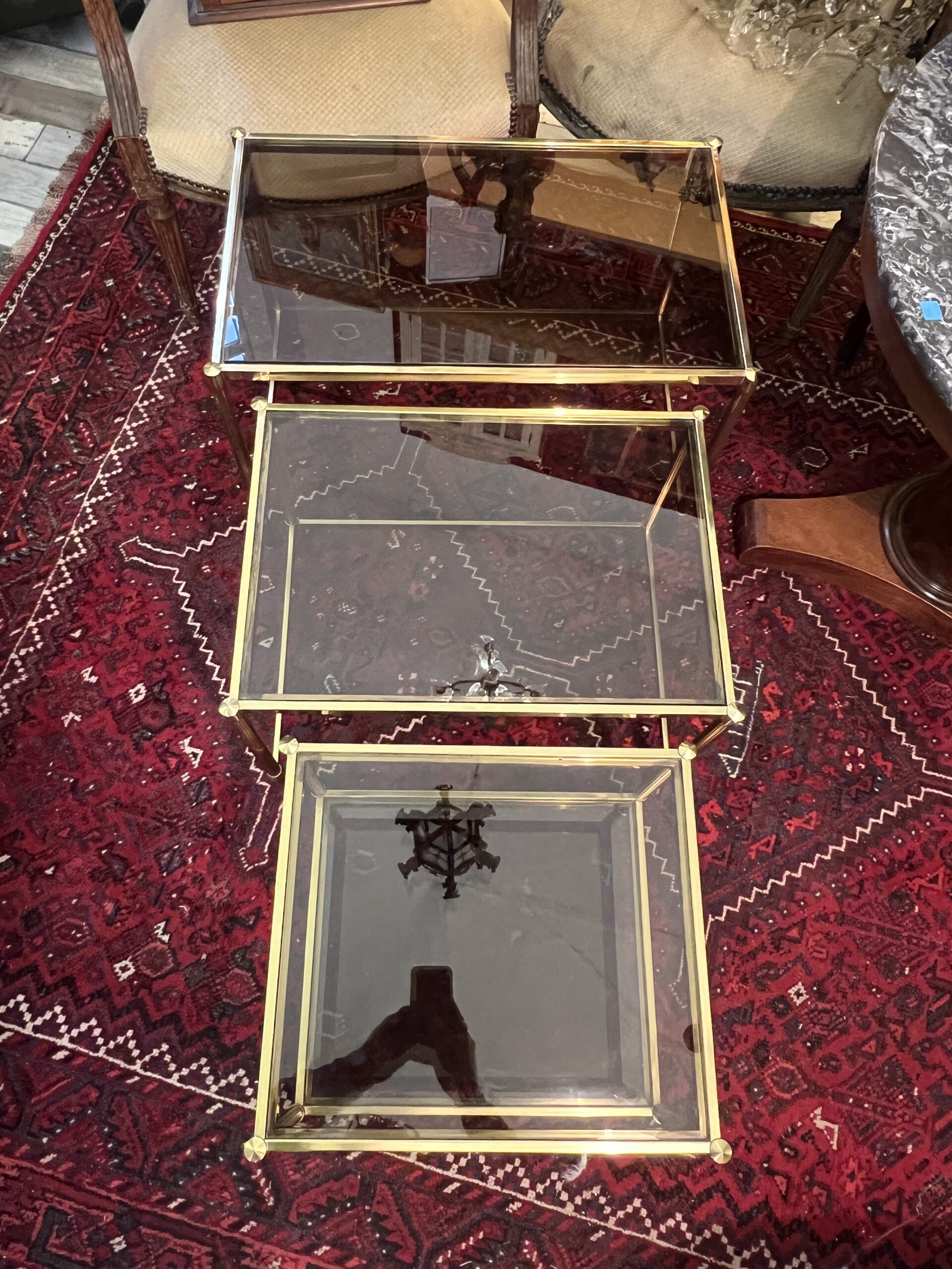 Tables gigogne ancienne en laiton et verre fumé année 1970, dans le goût de Jansen, Baguès