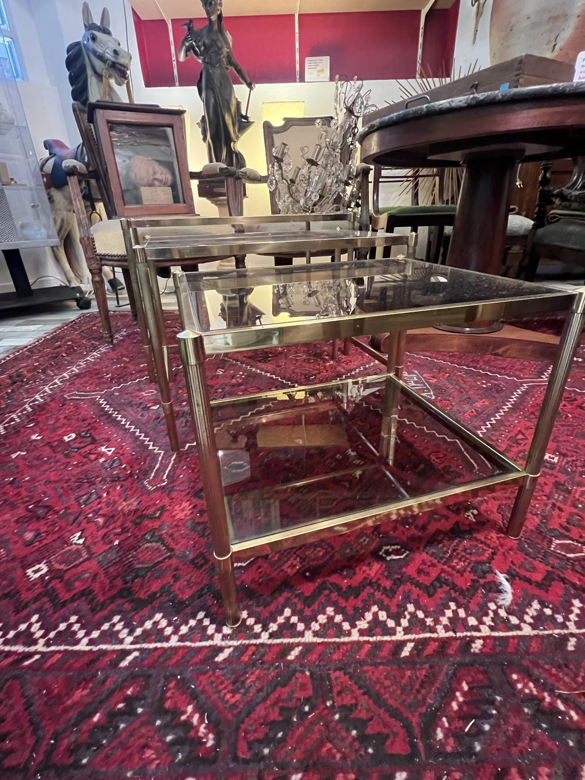 Tables gigogne ancienne en laiton et verre fumé année 1970, dans le goût de Jansen, Baguès
