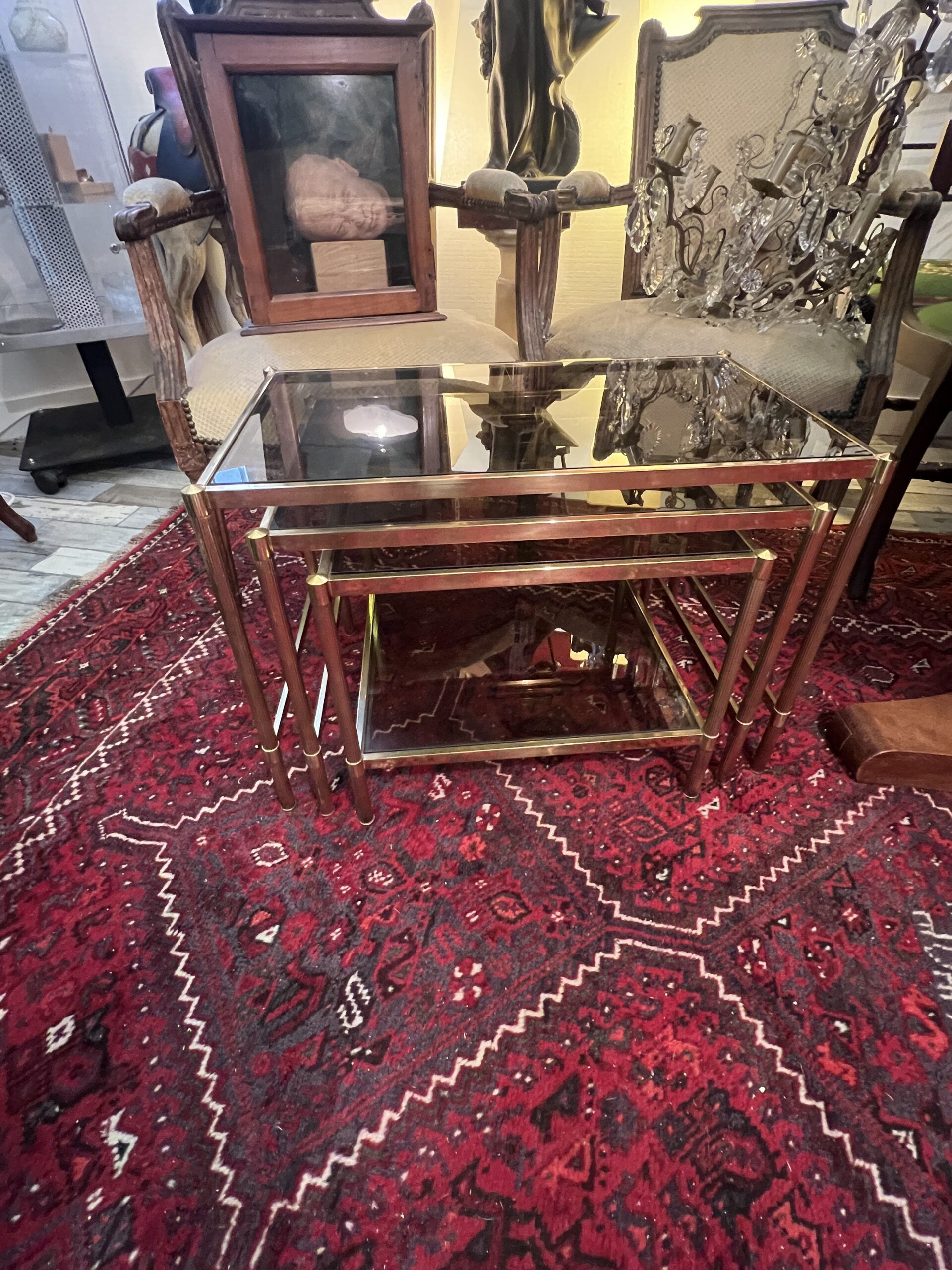 Tables gigogne ancienne en laiton et verre fumé année 1970, dans le goût de Jansen, Baguès