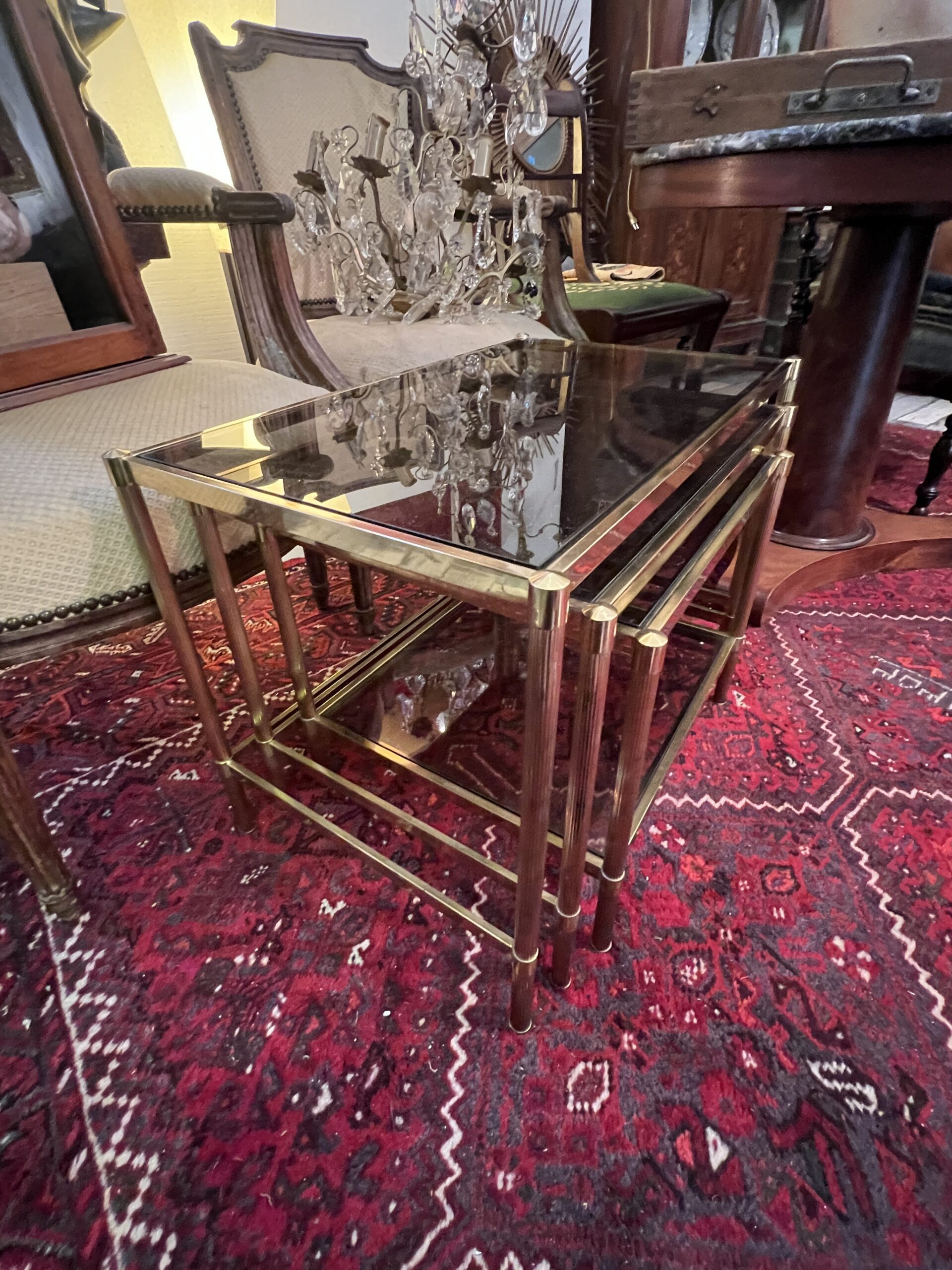 Tables gigogne ancienne en laiton et verre fumé année 1970, dans le goût de Jansen, Baguès
