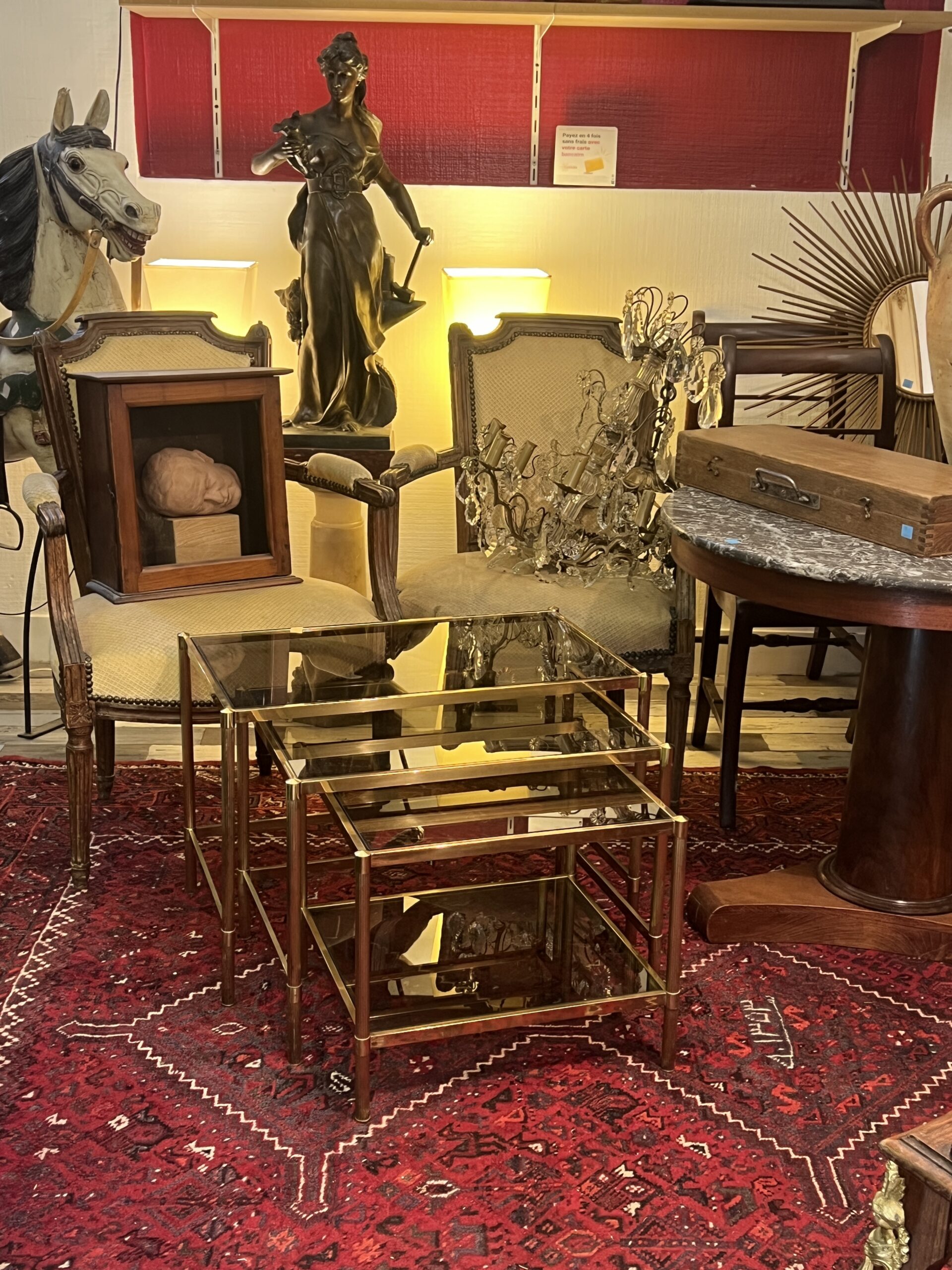 Tables gigogne ancienne en laiton et verre fumé année 1970, dans le goût de Jansen, Baguès