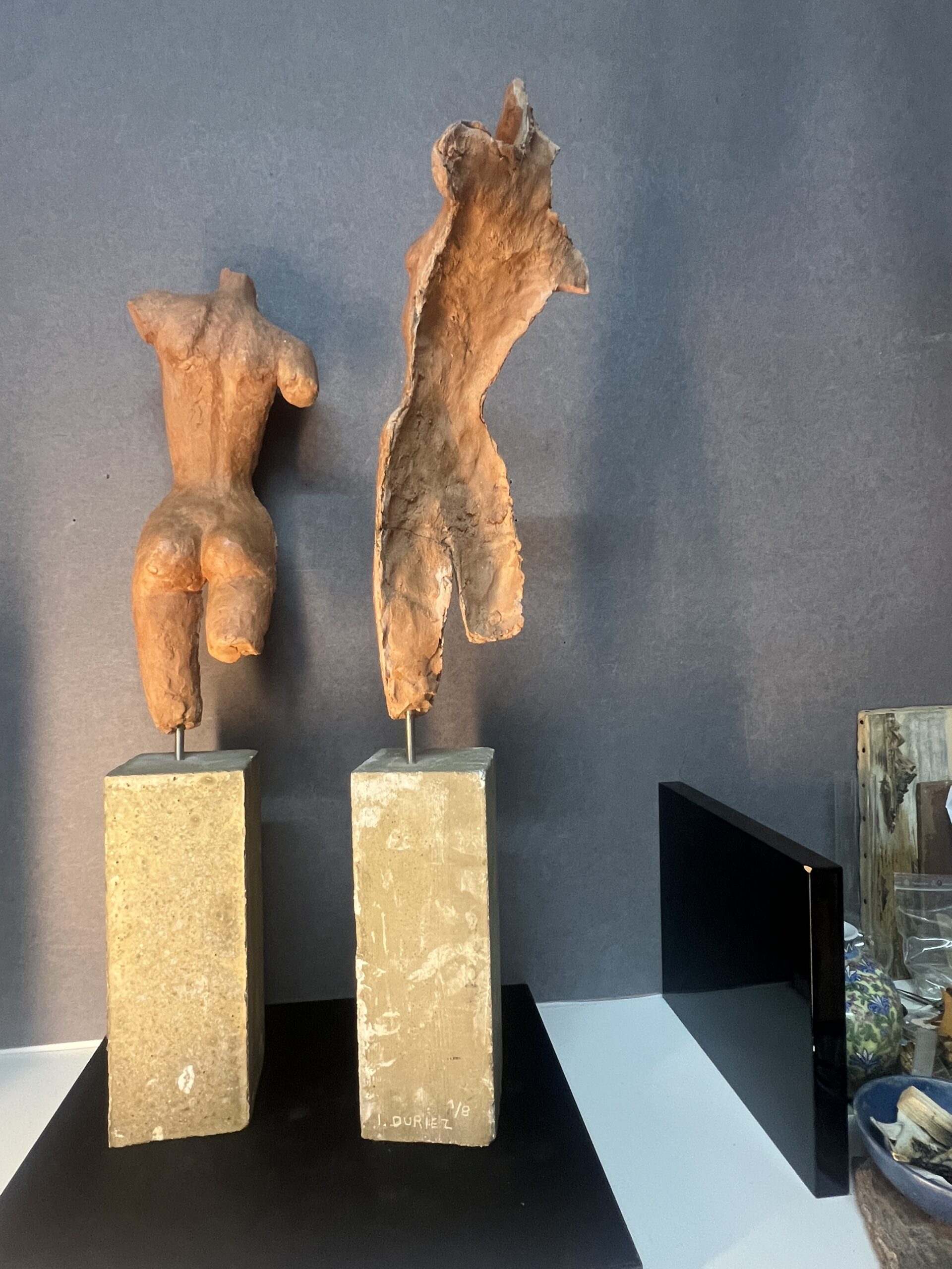 Paire de sculptures en terre cuite signées Irénée Duriez (1950) – Élégance