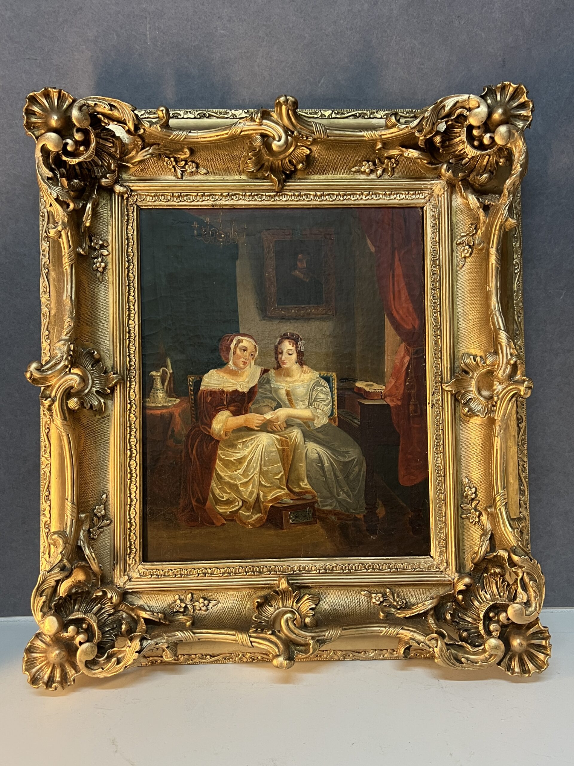 Tableau huile sur toile début XIXe, scène d'intérieur, deux femmes assises, cadre sculpté