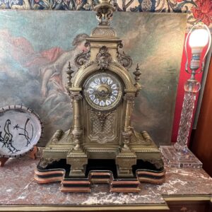 Henri Houdebine, bronzier renommé à Paris, grande pendule néo renaissance en bronze doré, 64 cm