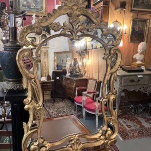 Miroir à parcloses en bois sculpté et doré, époque XVIIIe siècle, a décor chantourné