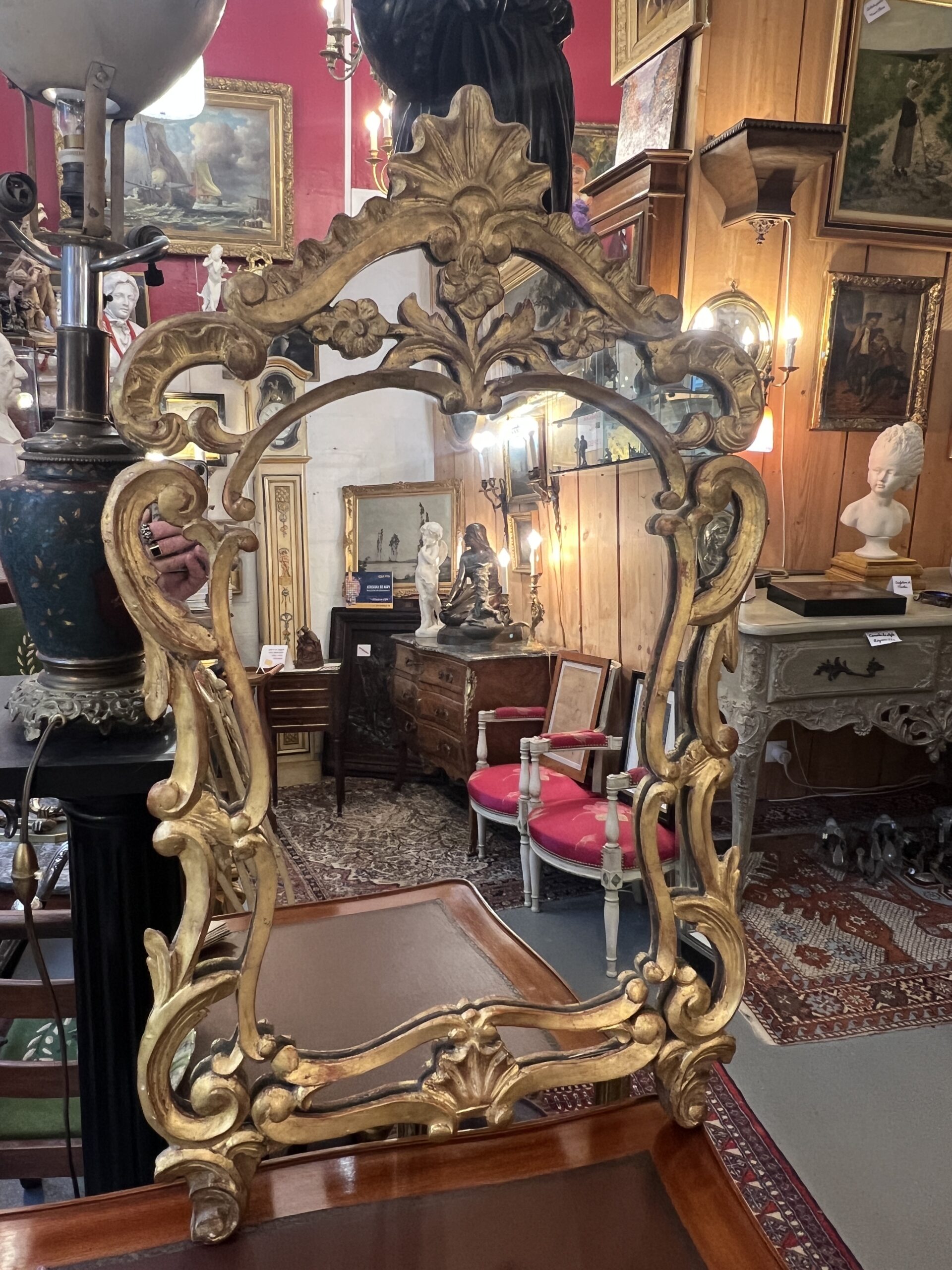 Miroir à parcloses en bois sculpté et doré, époque XVIIIe siècle, a décor chantourné