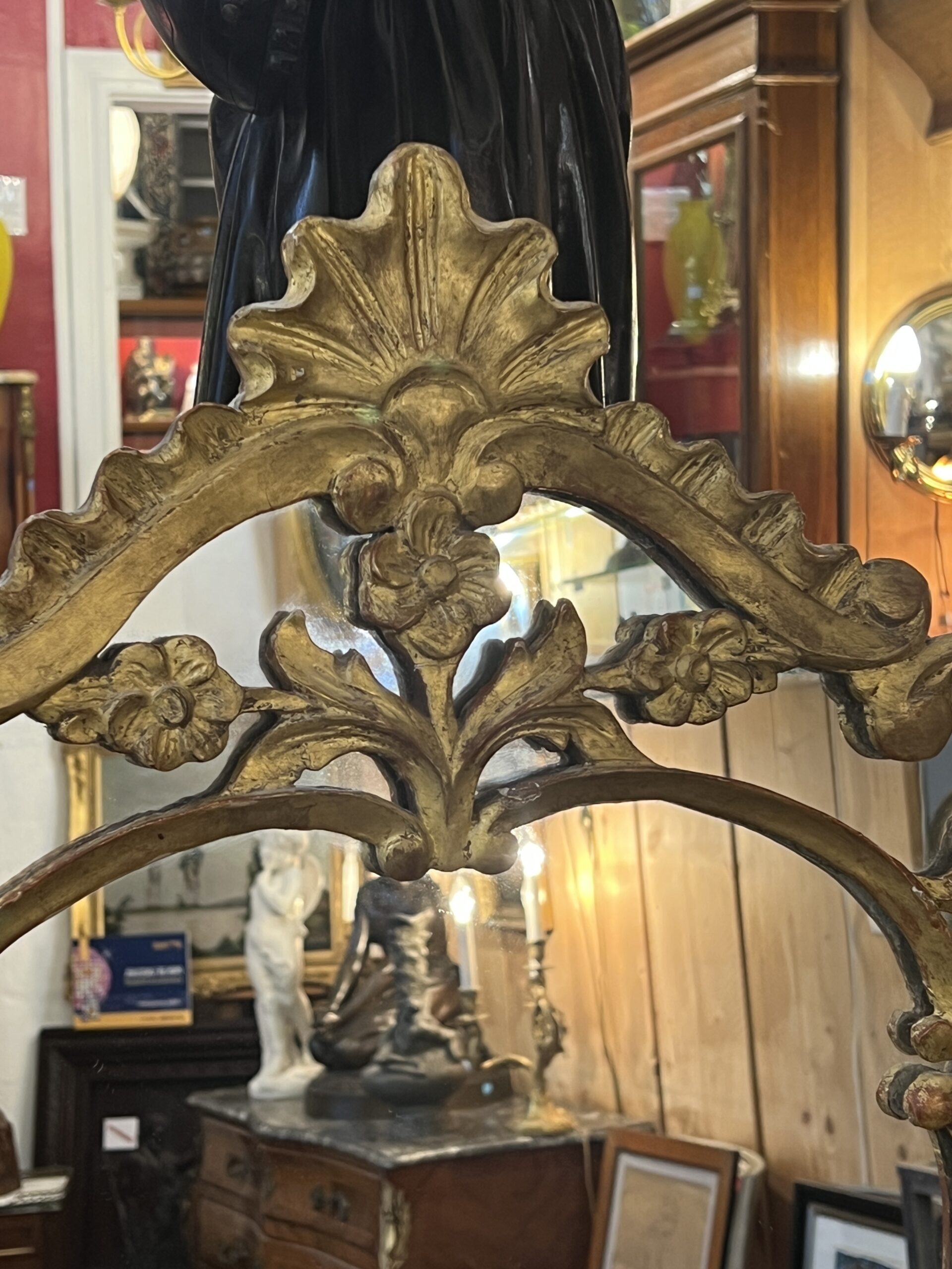 Miroir à parcloses en bois sculpté et doré, époque XVIIIe siècle, a décor chantourné