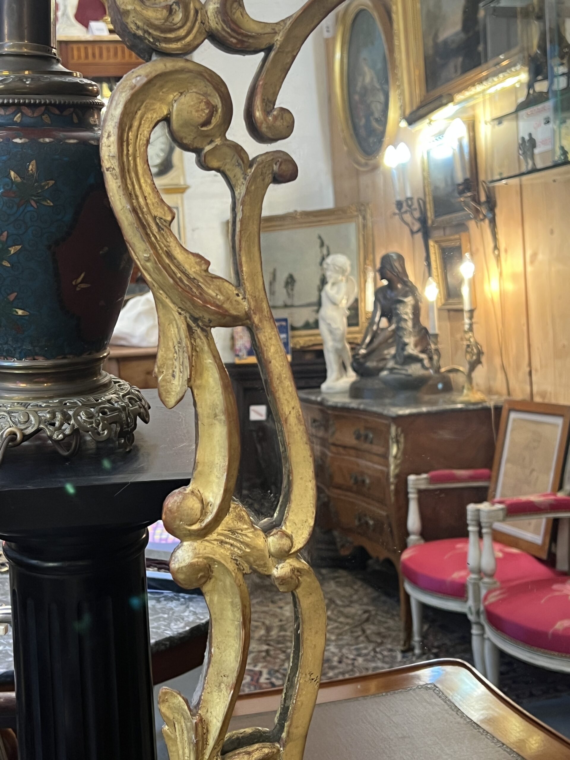 Miroir à parcloses en bois sculpté et doré, époque XVIIIe siècle, a décor chantourné