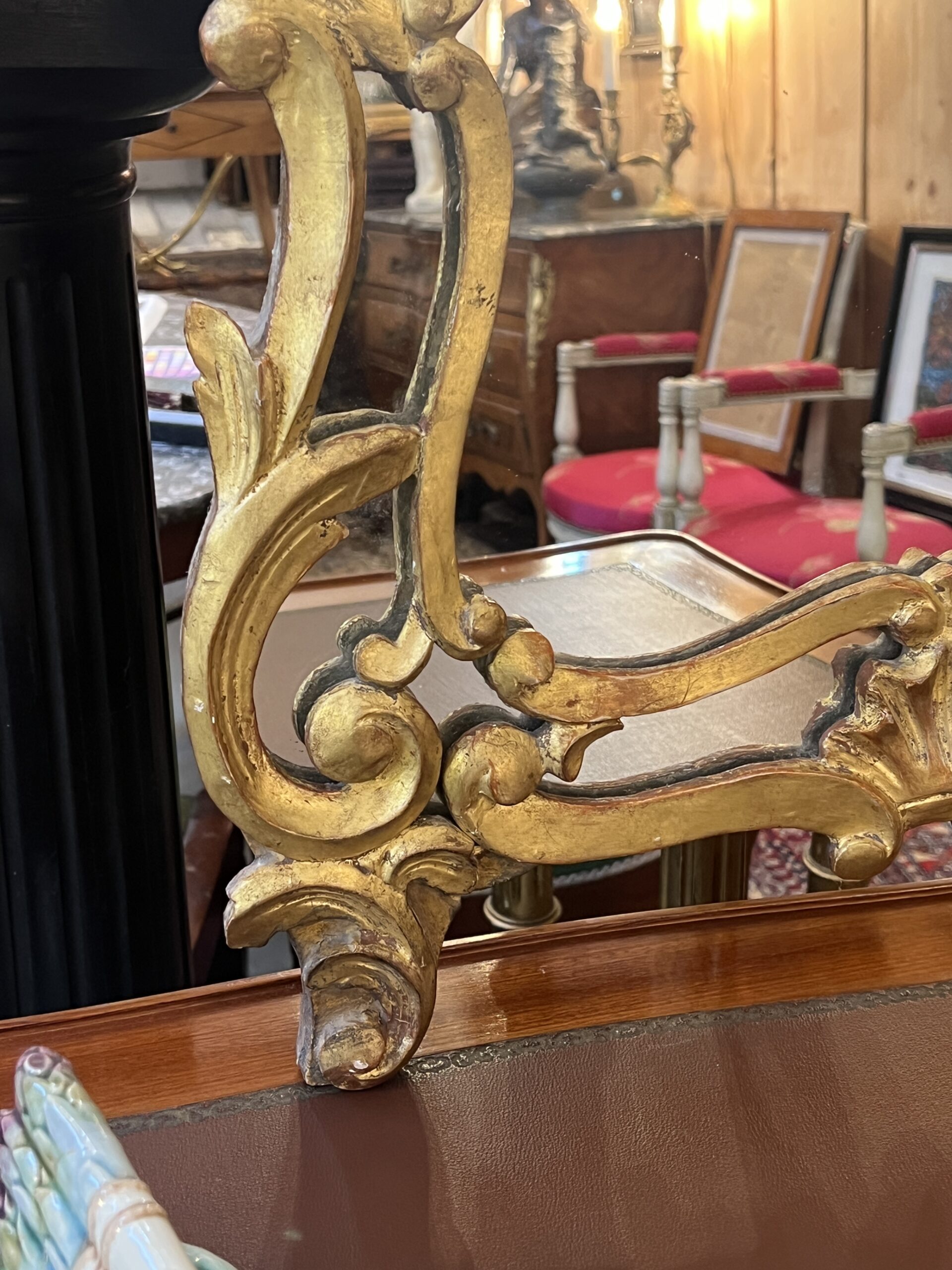 Miroir à parcloses en bois sculpté et doré, époque XVIIIe siècle, a décor chantourné