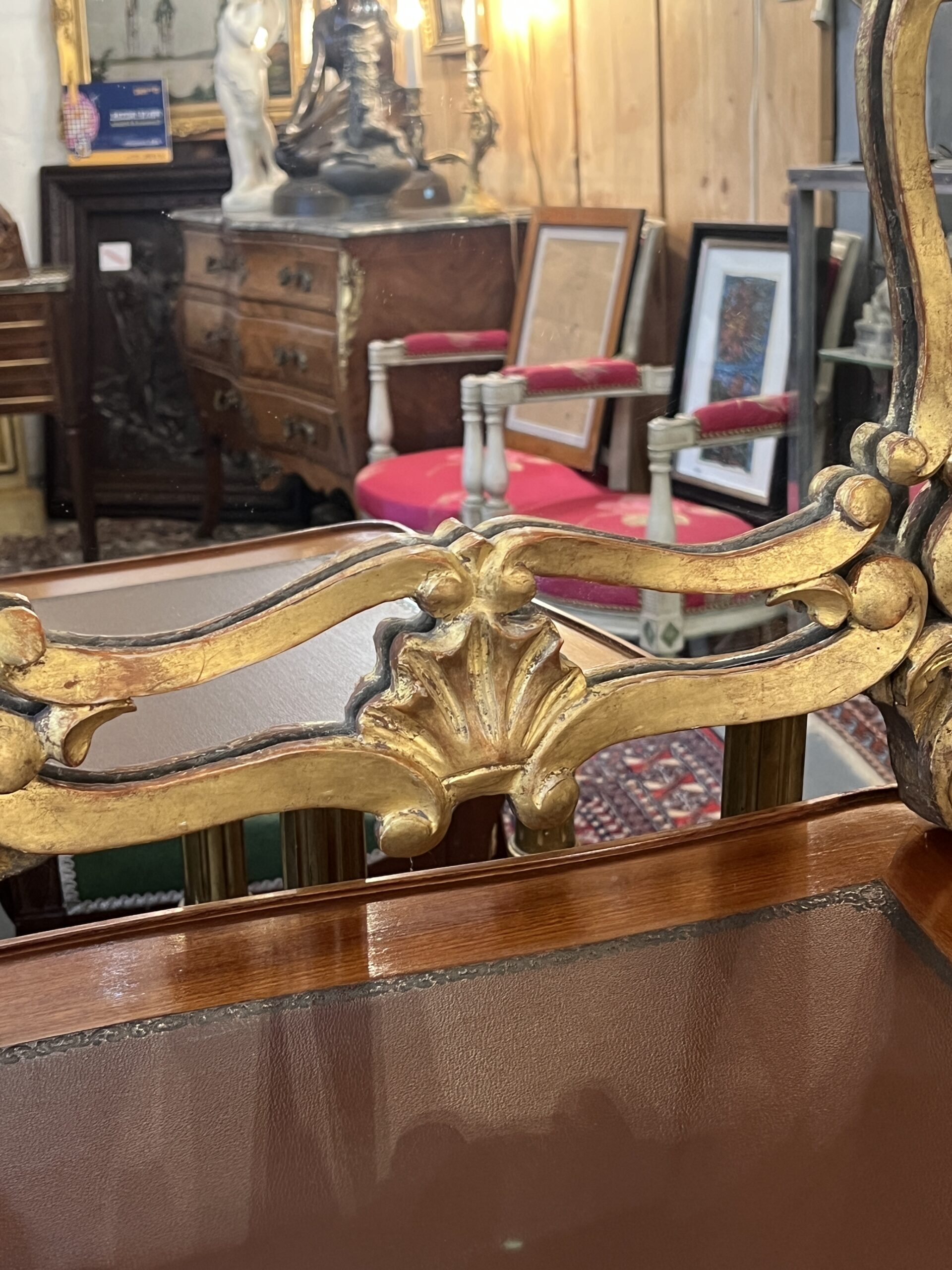 Miroir à parcloses en bois sculpté et doré, époque XVIIIe siècle, a décor chantourné